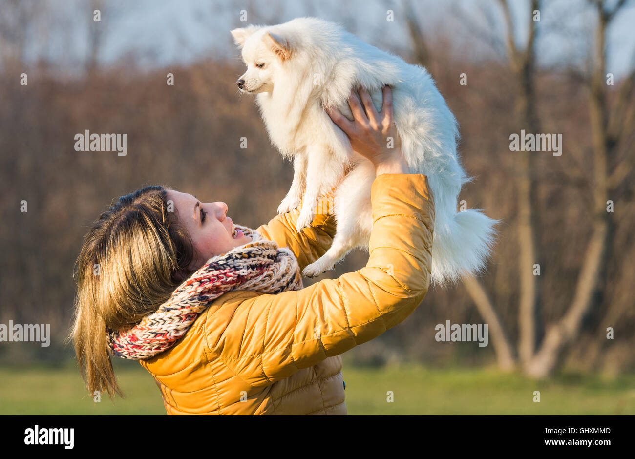 Glückliches Mädchen mit ihren kleinen Hund in der Natur Stockfoto