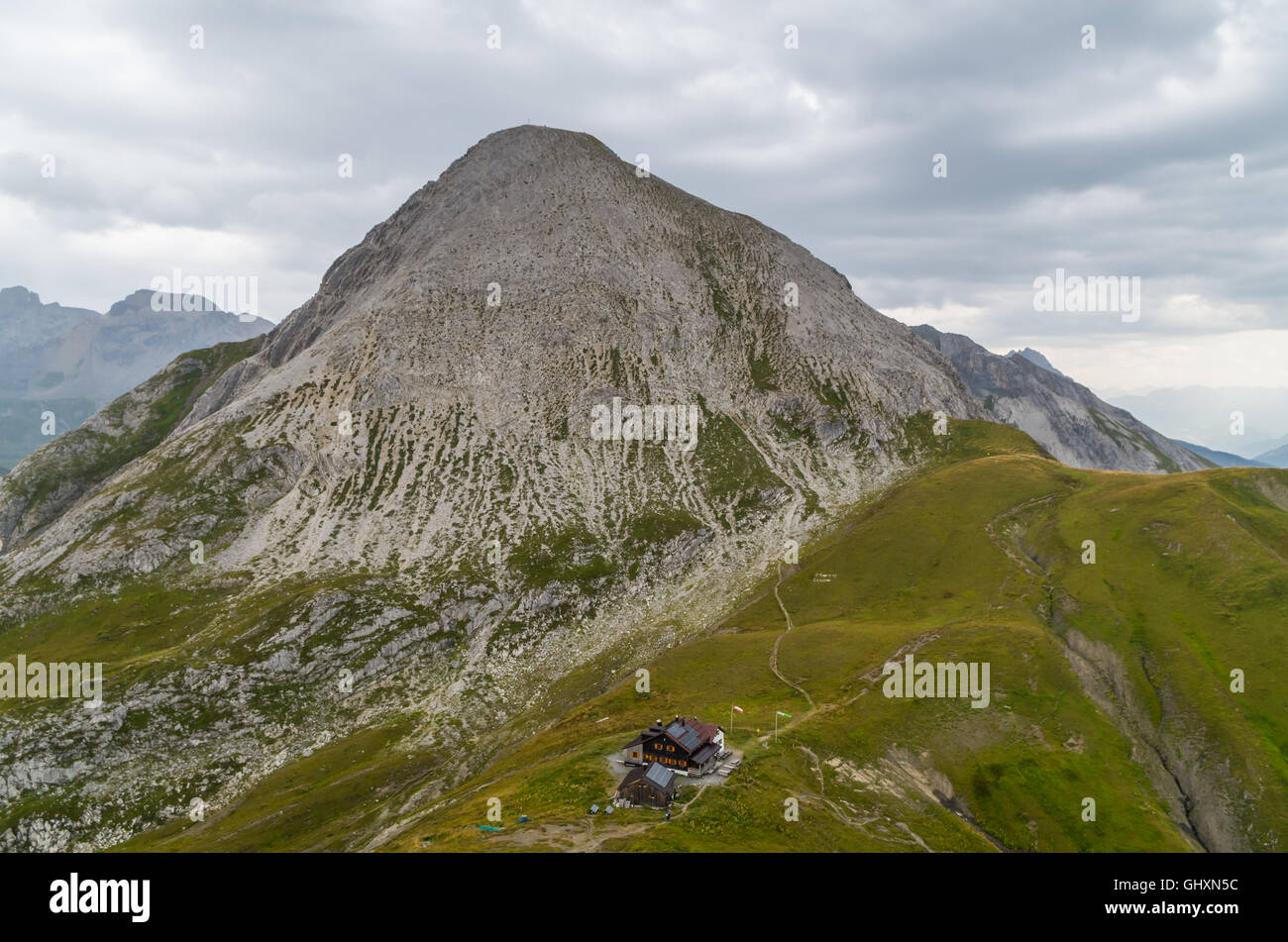 Berghütte Kaiserjochhaus mit schönen Landschaft in den Lechtaler Alpen, Nord-Tirol, Österreich Stockfoto