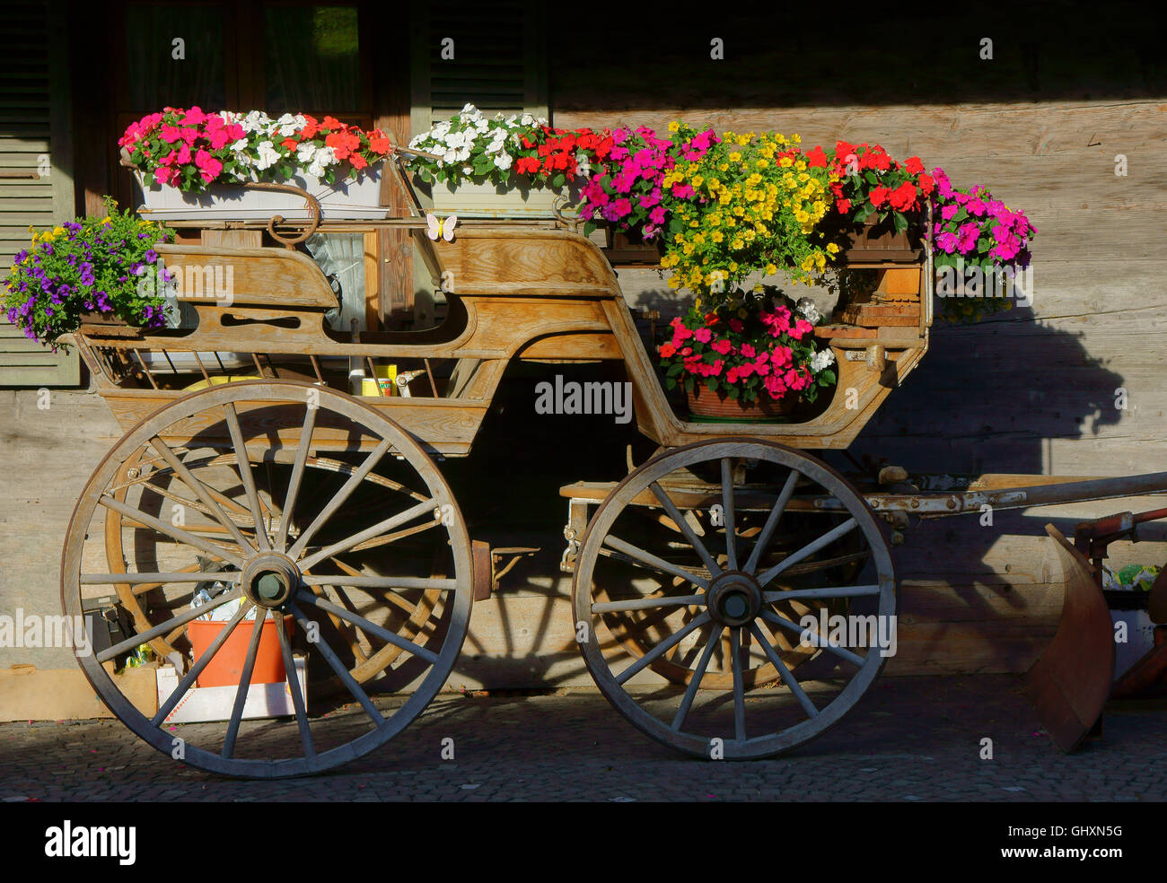 Alte Horsewagon verziert mit Blumen, Emdthal, Kandertal, Schweiz Stockfoto