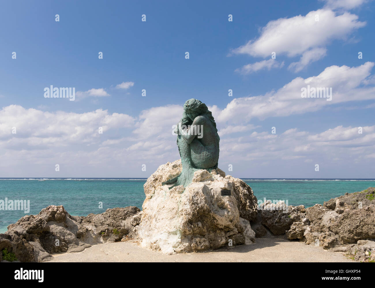 Meerjungfrau Bronze-Statue von Naka Bokunen, Moon Beach, Okinawa, Japan Stockfoto