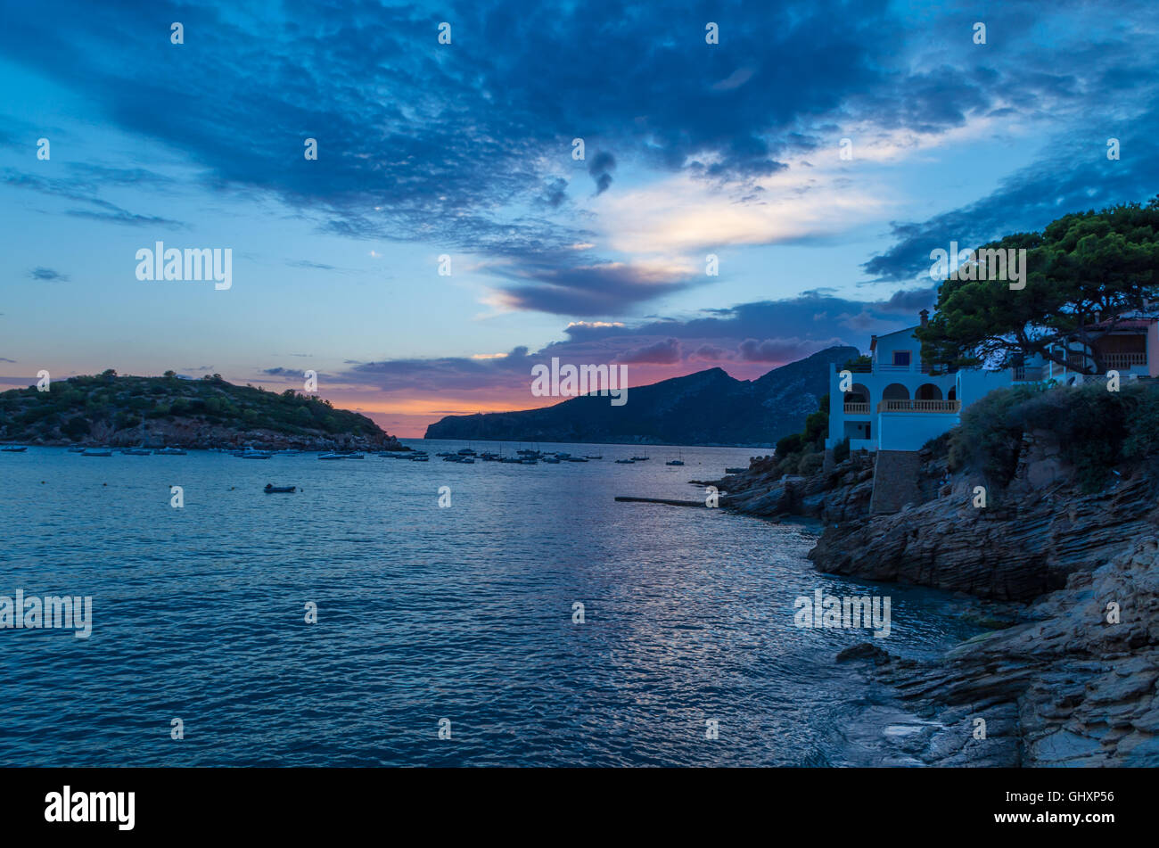 Sonnenuntergang in Sant Elm bei GR 221 in das Tramuntana-Gebirge mit Insel Sa Dragonera im Hintergrund, Mallorca, Spanien Stockfoto