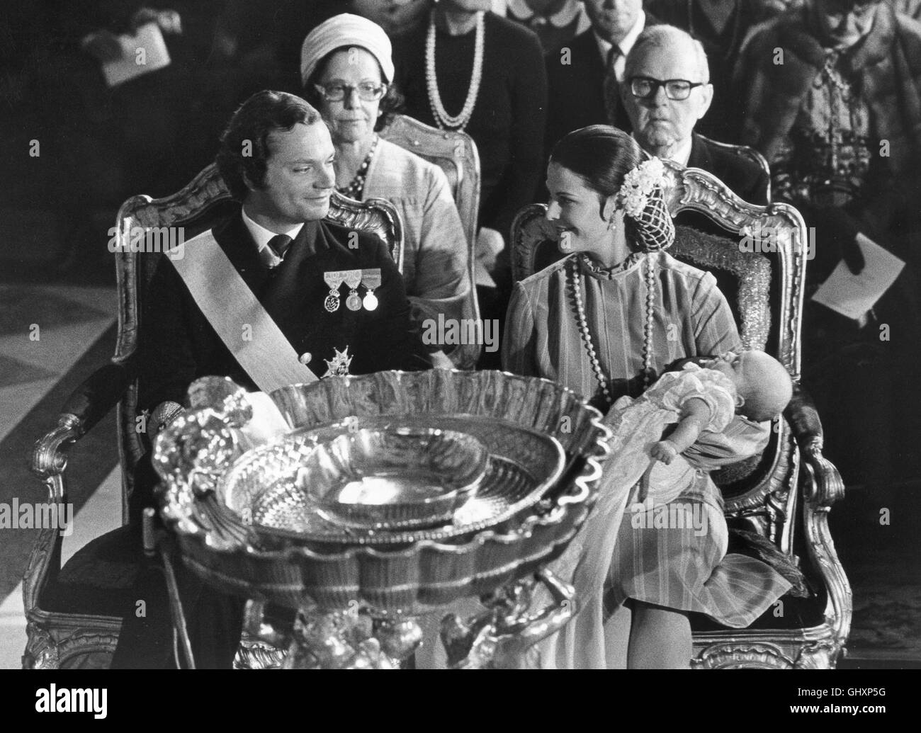 Kronprinzessin VICTORIA in der Schlosskapelle getauft. Die Eltern das schwedische Königspaar mit ihrer Tochter Stockfoto