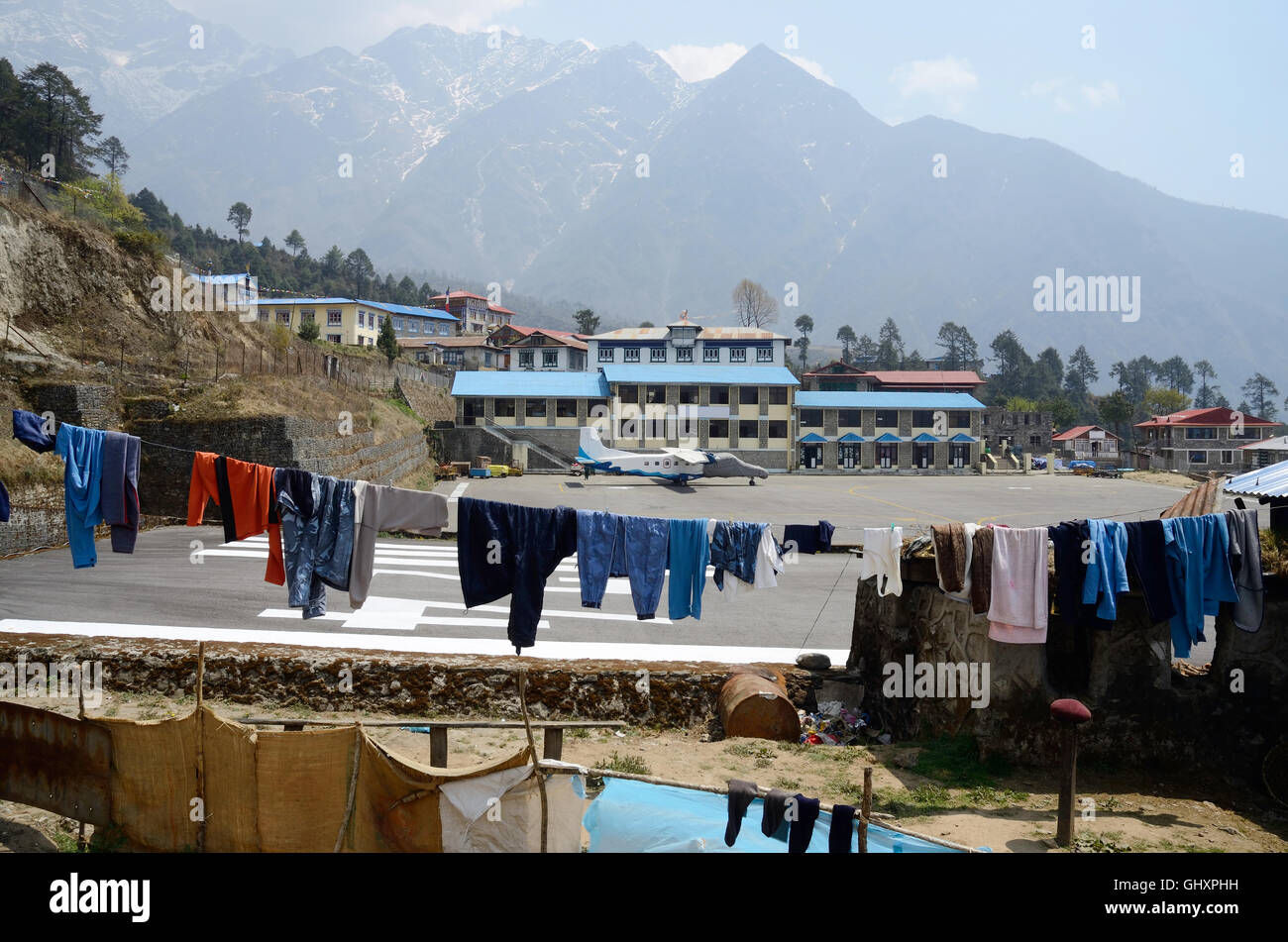 Bettwäsche Seil mit Kleidern am Tenzing-Hillary Airport in Lukla, Nepal.It einer der höchsten Flugplätze der Welt Stockfoto