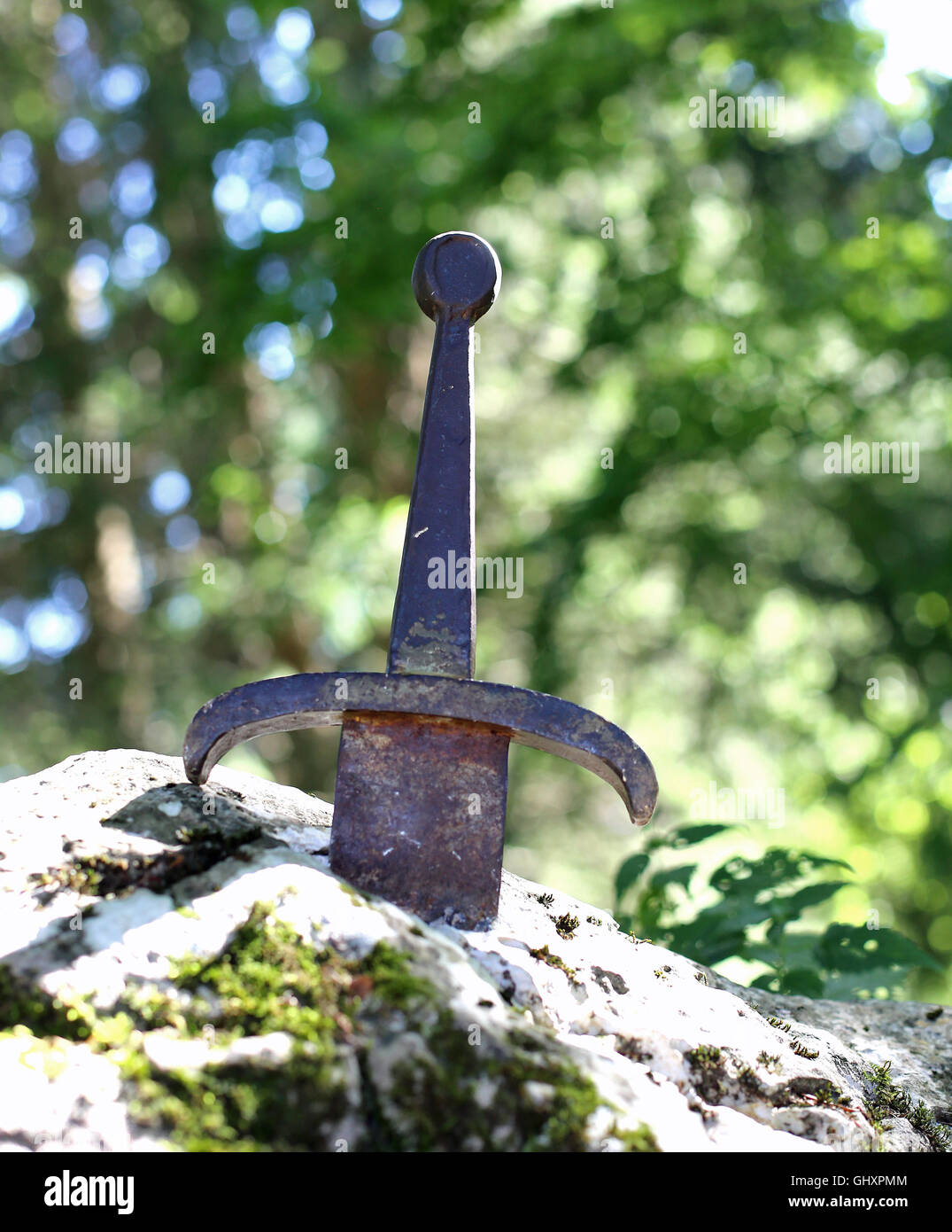 berühmte Excalibur-Schwert von König Artus im Stein Stockfotografie - Alamy