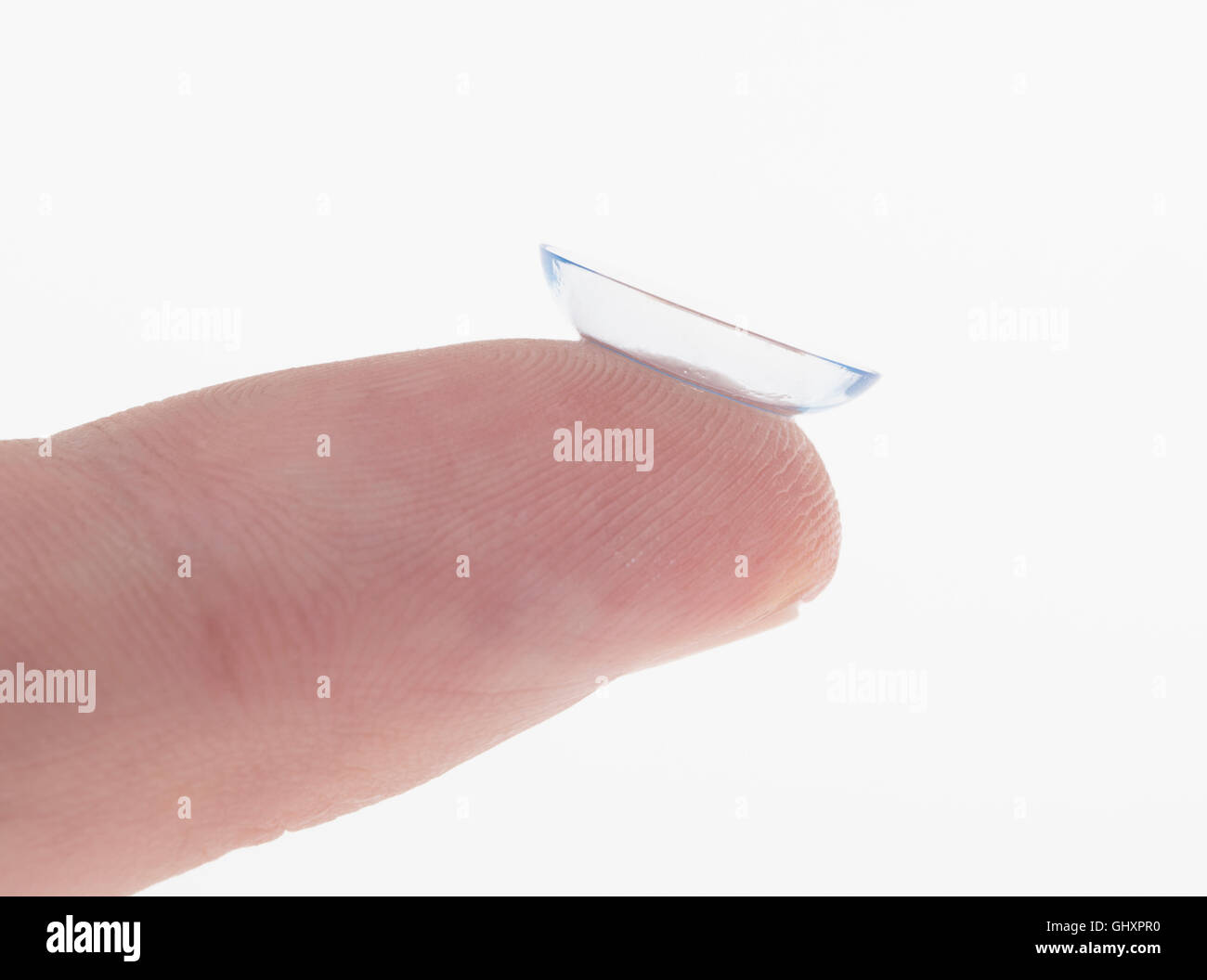 Kontaktlinse auf finger Stockfoto