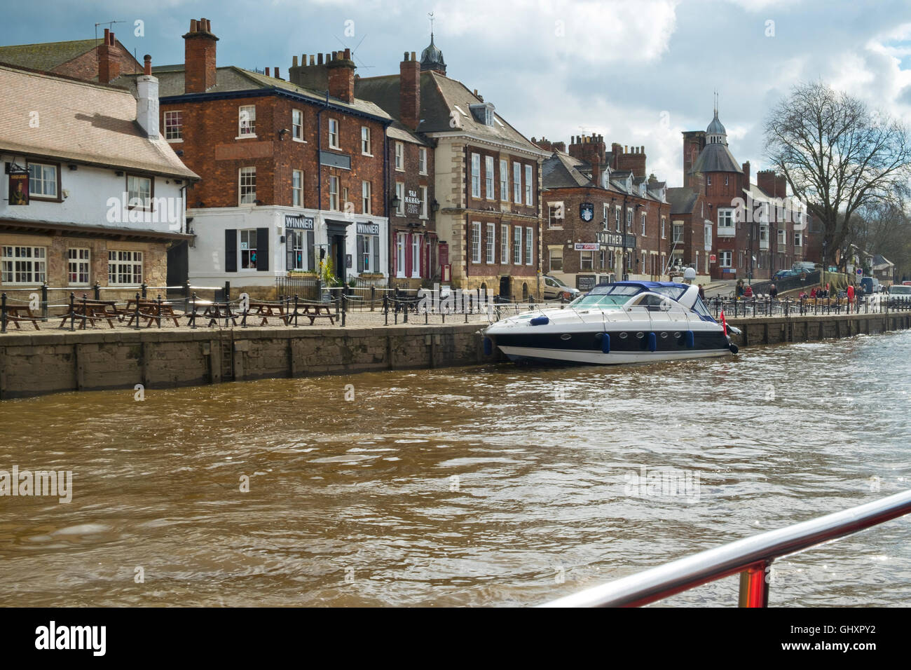 Reise-Boot-Sightseeing in Frühlingssonne auf dem Fluss Ouse, City of York, Yorkshire, Großbritannien Stockfoto