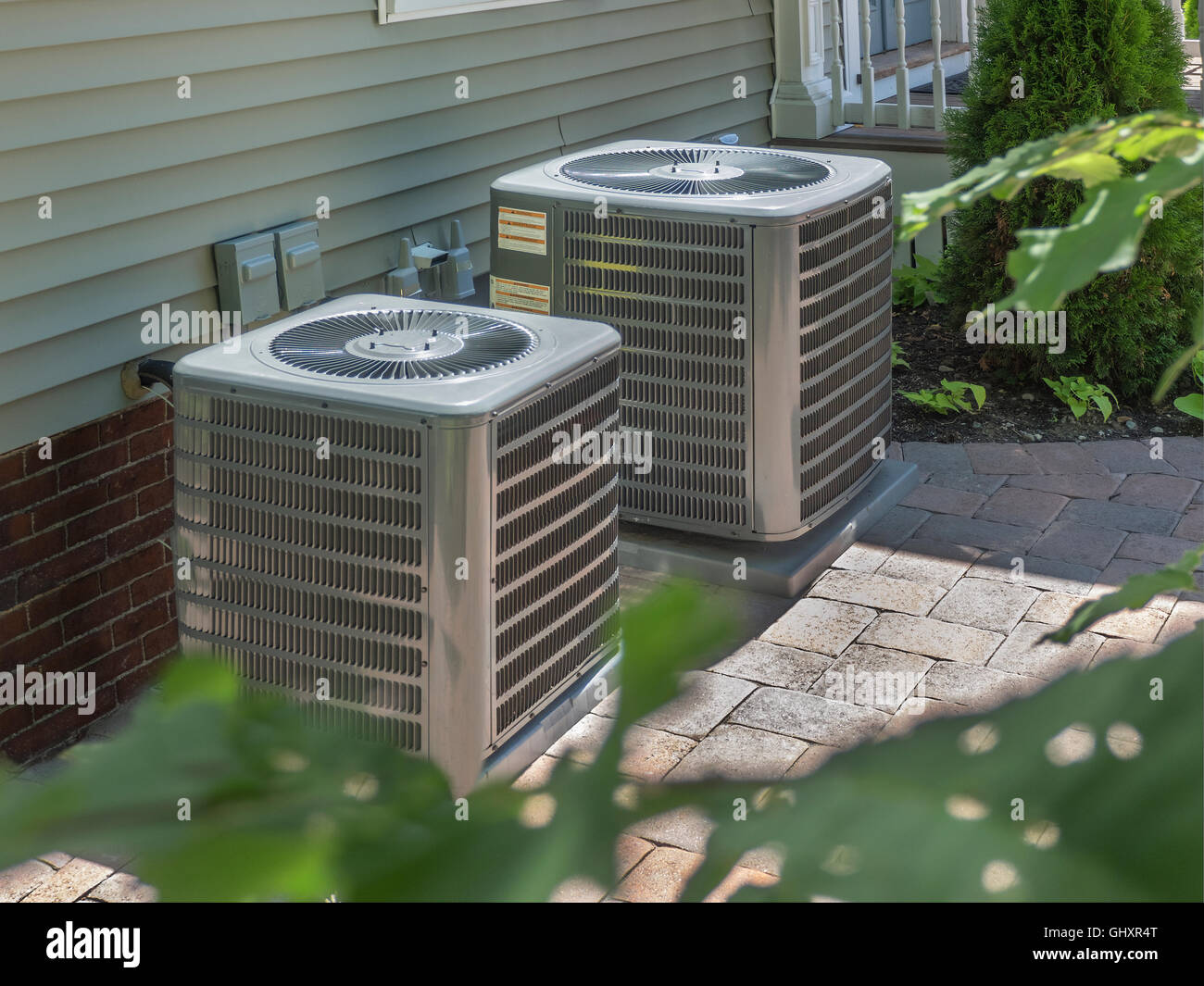 Outdoor-Klimaanlagen/Heizungen hinter Wohnanlage Stockfoto