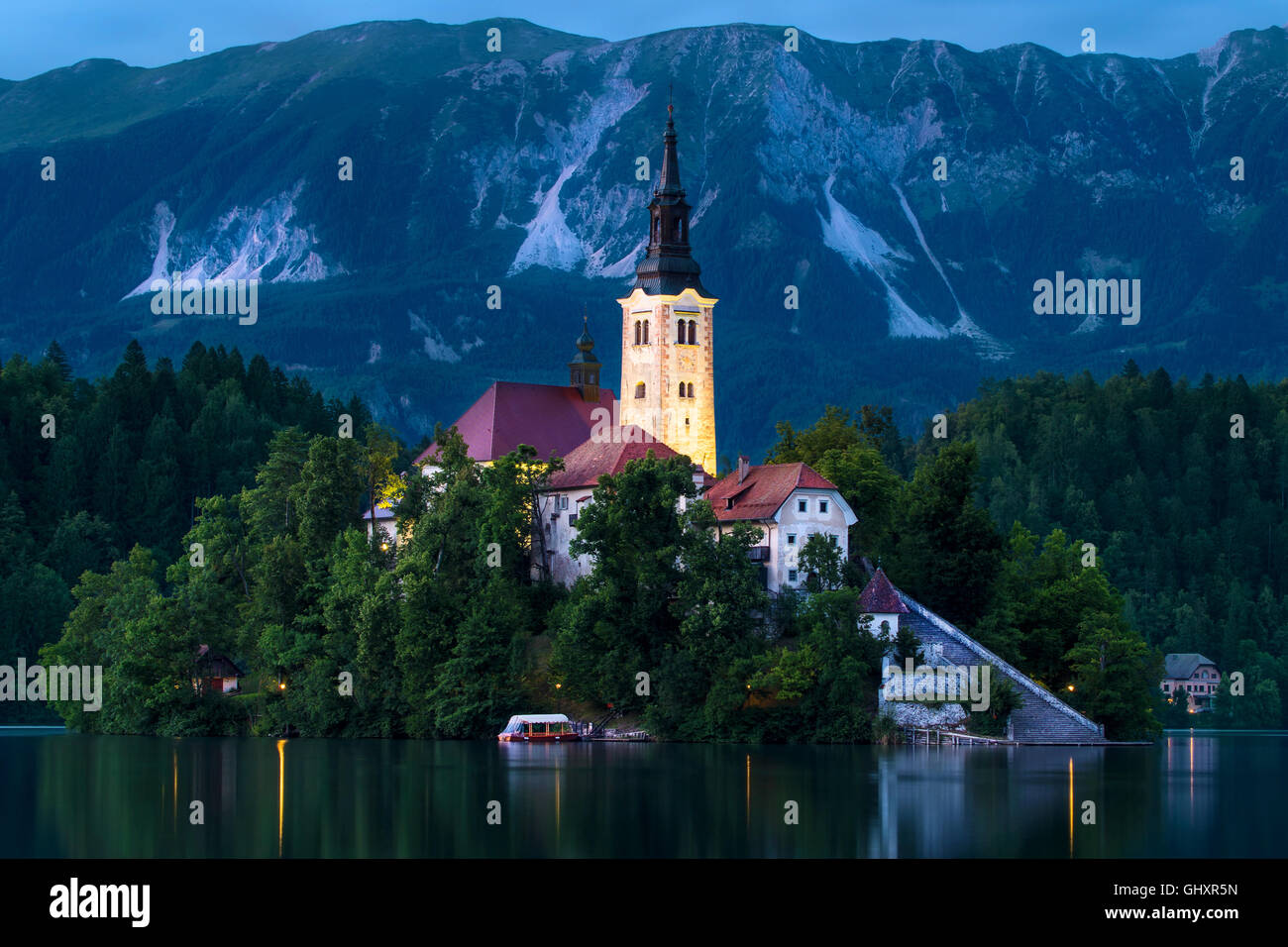 Bled Insel in der Abenddämmerung in Slowenien Stockfoto