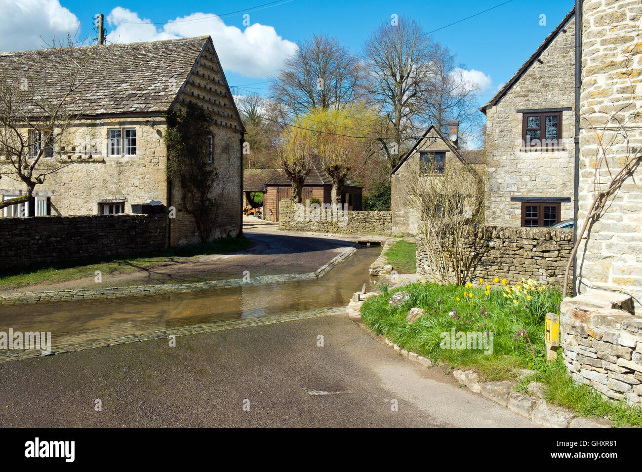 Malerischen Cotswold Cottage Cluster rund um die Dunt Stream Ford im Frühjahr Sonnenschein, duntisbourne Leer, Cotswolds, Gloucestershire, VEREINIGTES KÖNIGREICH Stockfoto