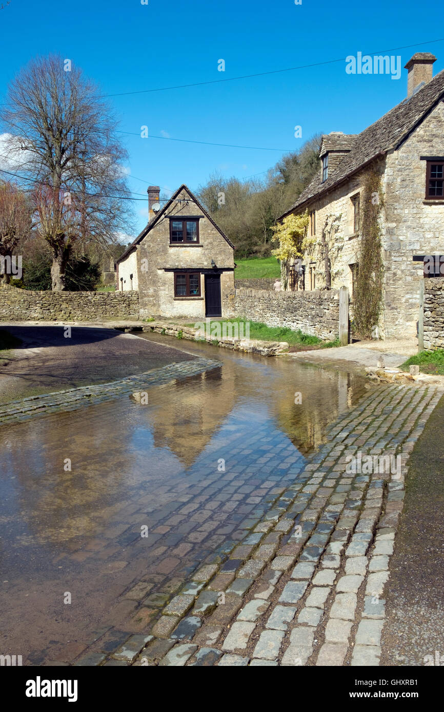 Malerischen Cotswold Cottage Cluster rund um die Dunt Stream Ford im Frühjahr Sonnenschein, duntisbourne Leer, Cotswolds, Gloucestershire, VEREINIGTES KÖNIGREICH Stockfoto