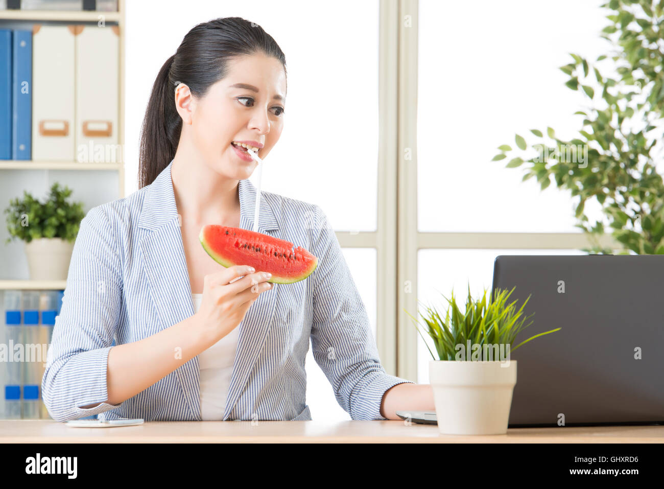 Alle Essen süße Wassermelone für heiße Sommertage in Asien für die Kühlung Stockfoto