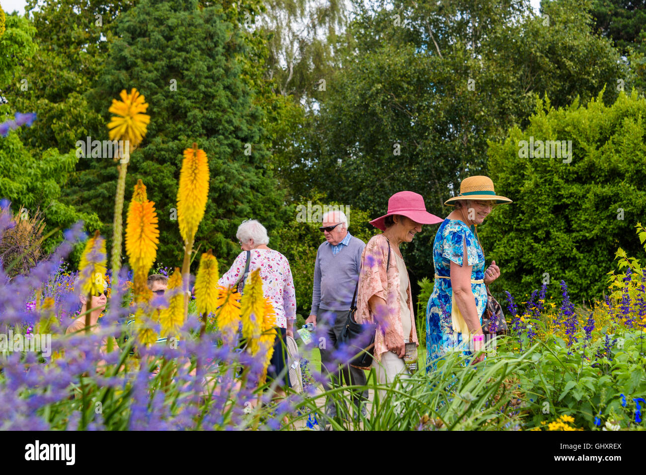 Älteren Damen mit Blumenschmuck. Besuchen Gärten im Sommer. Stockfoto