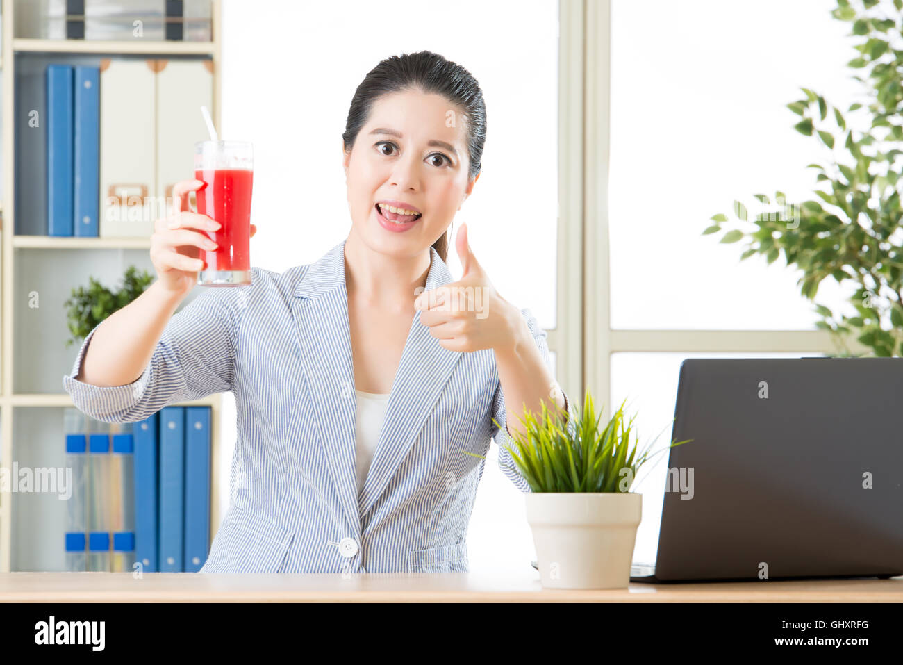 asiatische Frau Daumen bedeutet dieser Sommer ist Obst Wassermelone beste Produkt Stockfoto