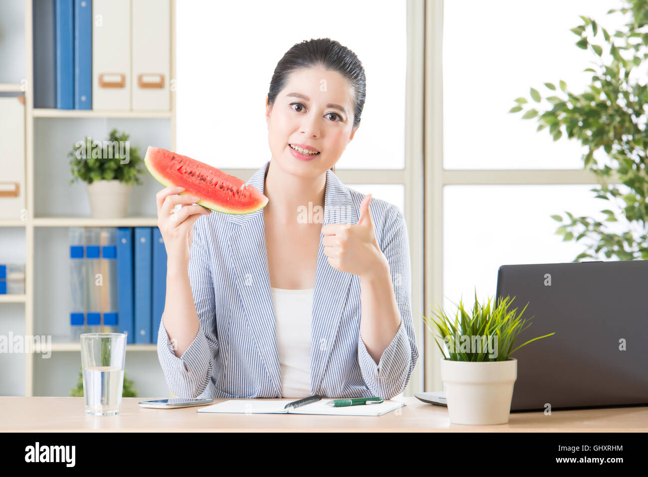Daumen Sie hoch bedeutet dieser Sommer ist Obst Wassermelone beste Produkt Stockfoto