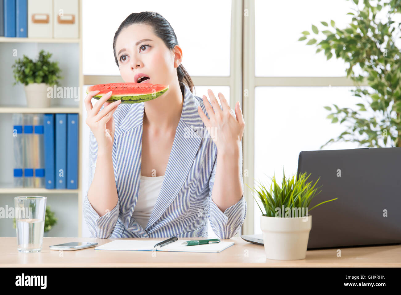 zu heiß, um über Ihr Investment-Portfolio zu sprechen, nachdem ich Wassermelone fertig Stockfoto