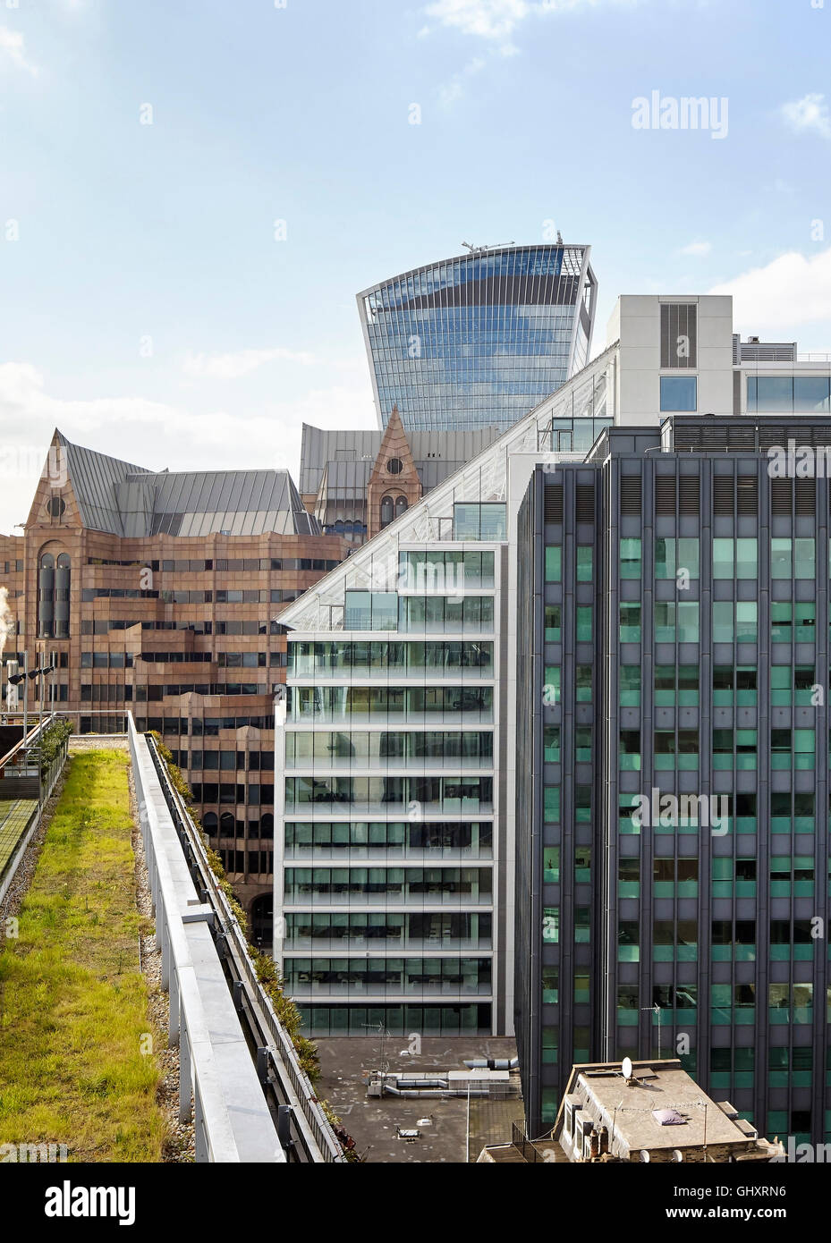Erhöhten Blick in Richtung des Aufbaus-Profil mit geneigten Glasdach. 70 Mark Lane - City of London, London, Vereinigtes Königreich. Architekt: Bennetts Associates Architects, 2015. Stockfoto