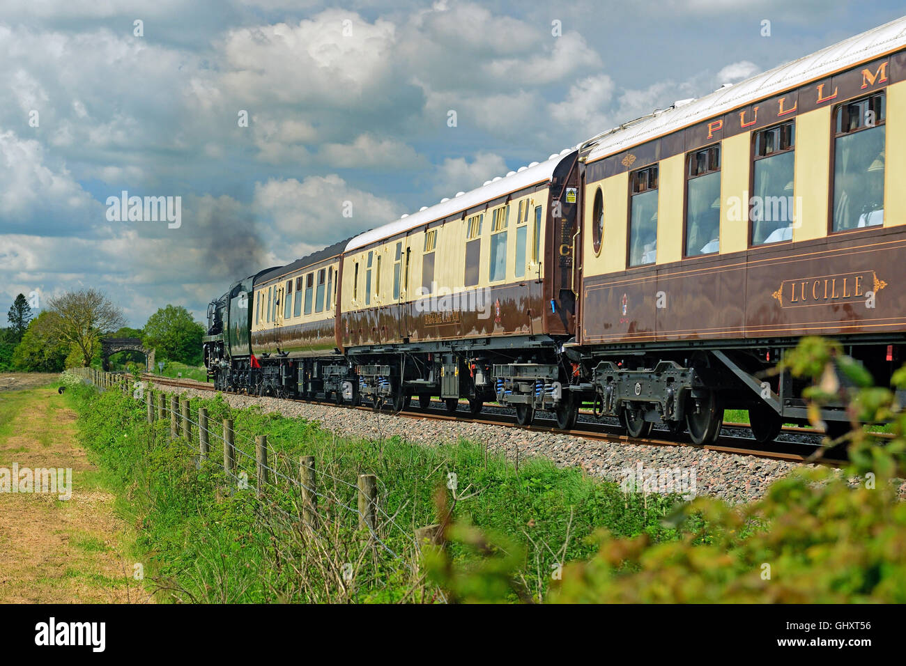 Die Belmond (VSOE) British Pullman wird von der Merchant Navy-Lokomotive Nr. 35028 Clan Line gezogen. 14. Mai 2014. Stockfoto