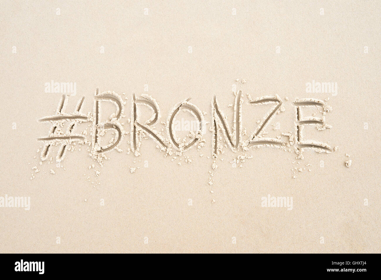 Hashtag-social Media-Nachricht für die Bronze-Medaille, des Sports dritten Platz, geschrieben im Sand am Strand von Rio De Janeiro, Brasilien Stockfoto