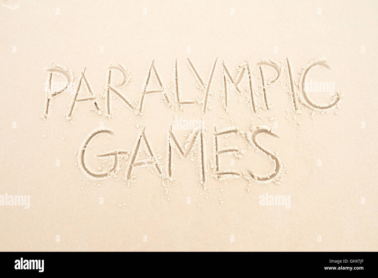 RIO DE JANEIRO - 20. März 2016: Paralympics-Nachricht in den Sand am Strand von Ipanema geschrieben. Stockfoto