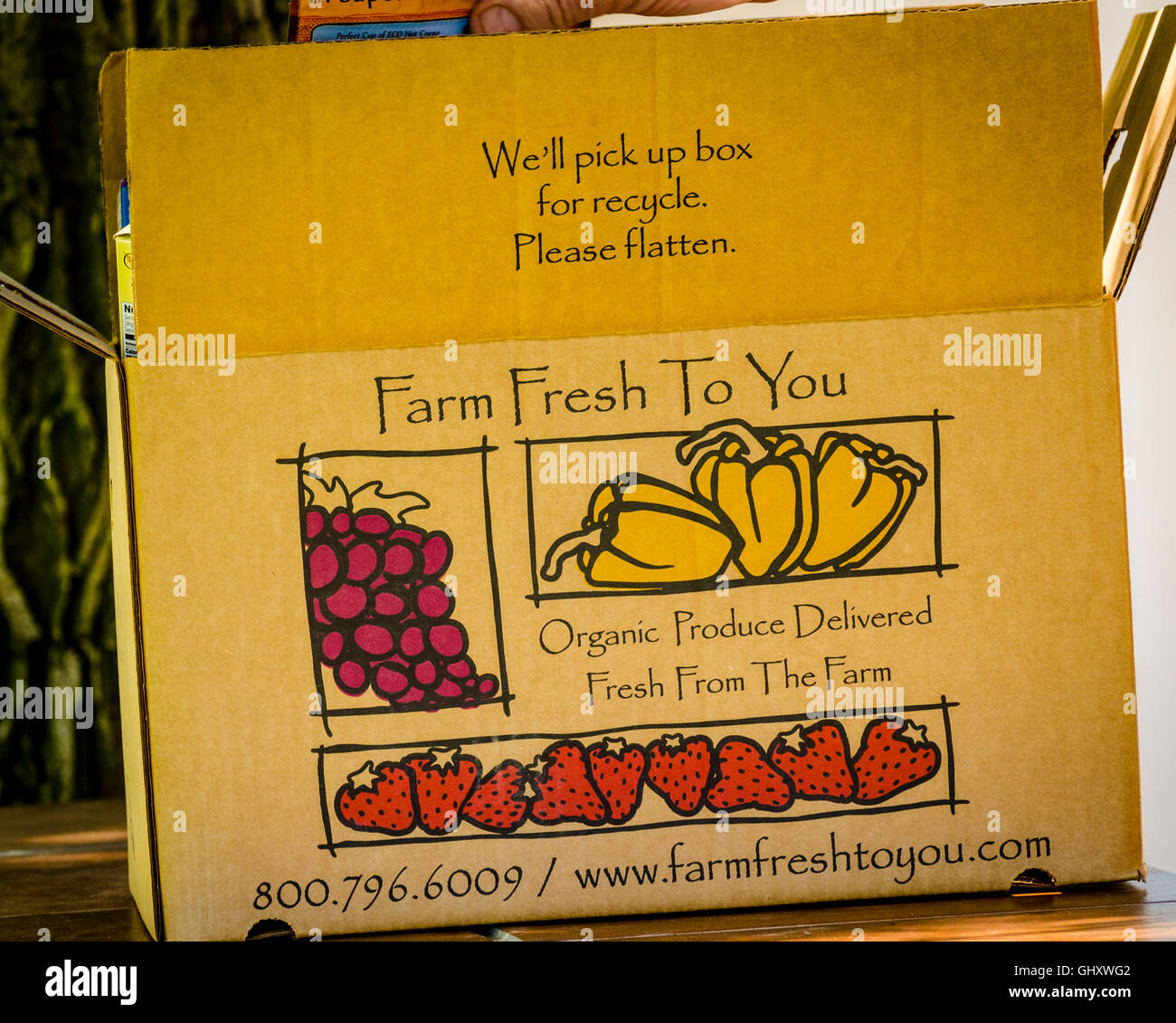 Eine Farm Fresh Sie Box, die frischen Bio-Produkten zu Ihnen nach Hause geliefert wird Stockfoto Eine Farm Fresh Sie Box, die frischen Bio-Produkten zu Ihnen nach Hause geliefert wird Stockfoto
