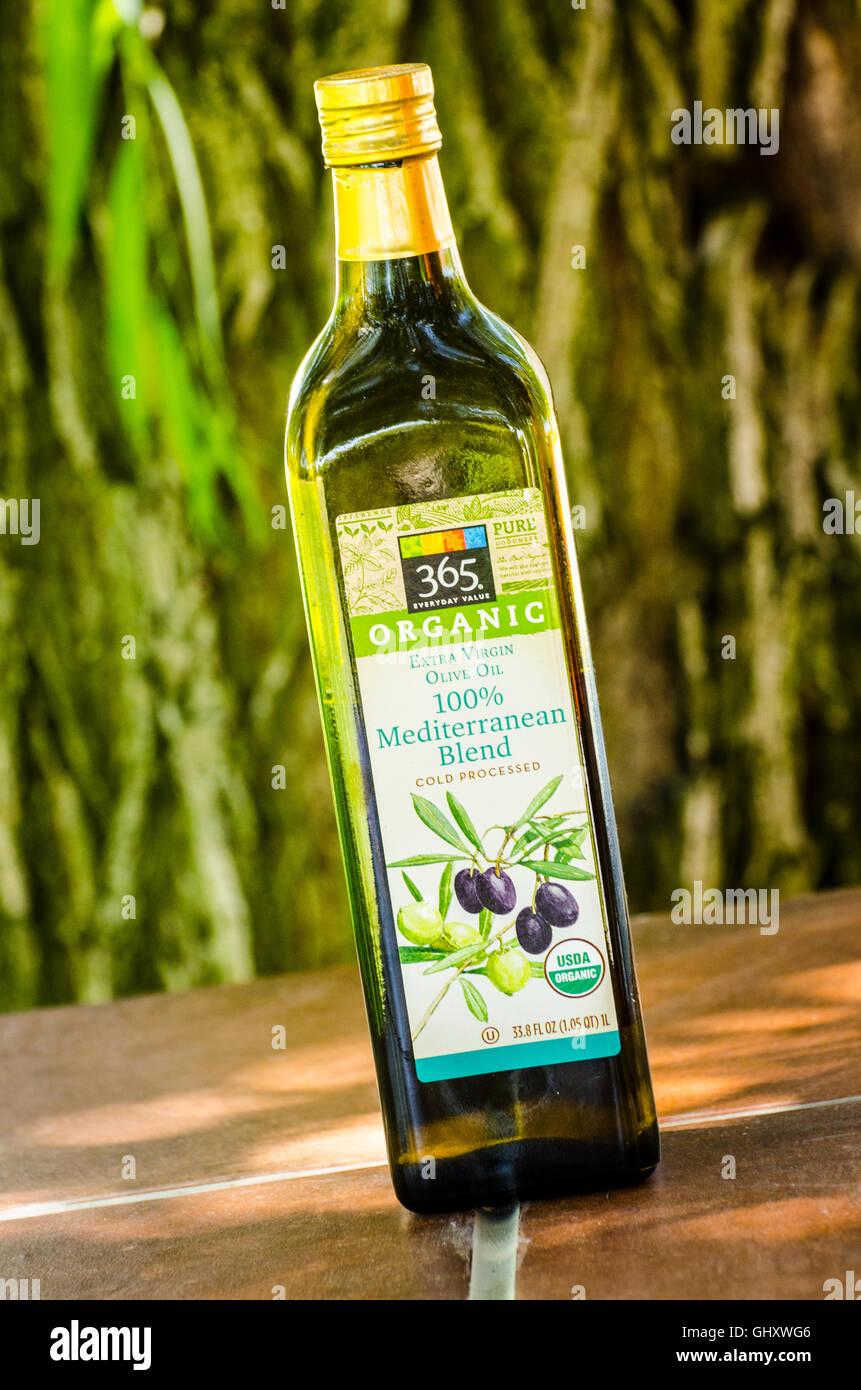 Eine Flasche des gesamten Lebensmittel-365-Bio-Olivenöl-Mischung Stockfoto