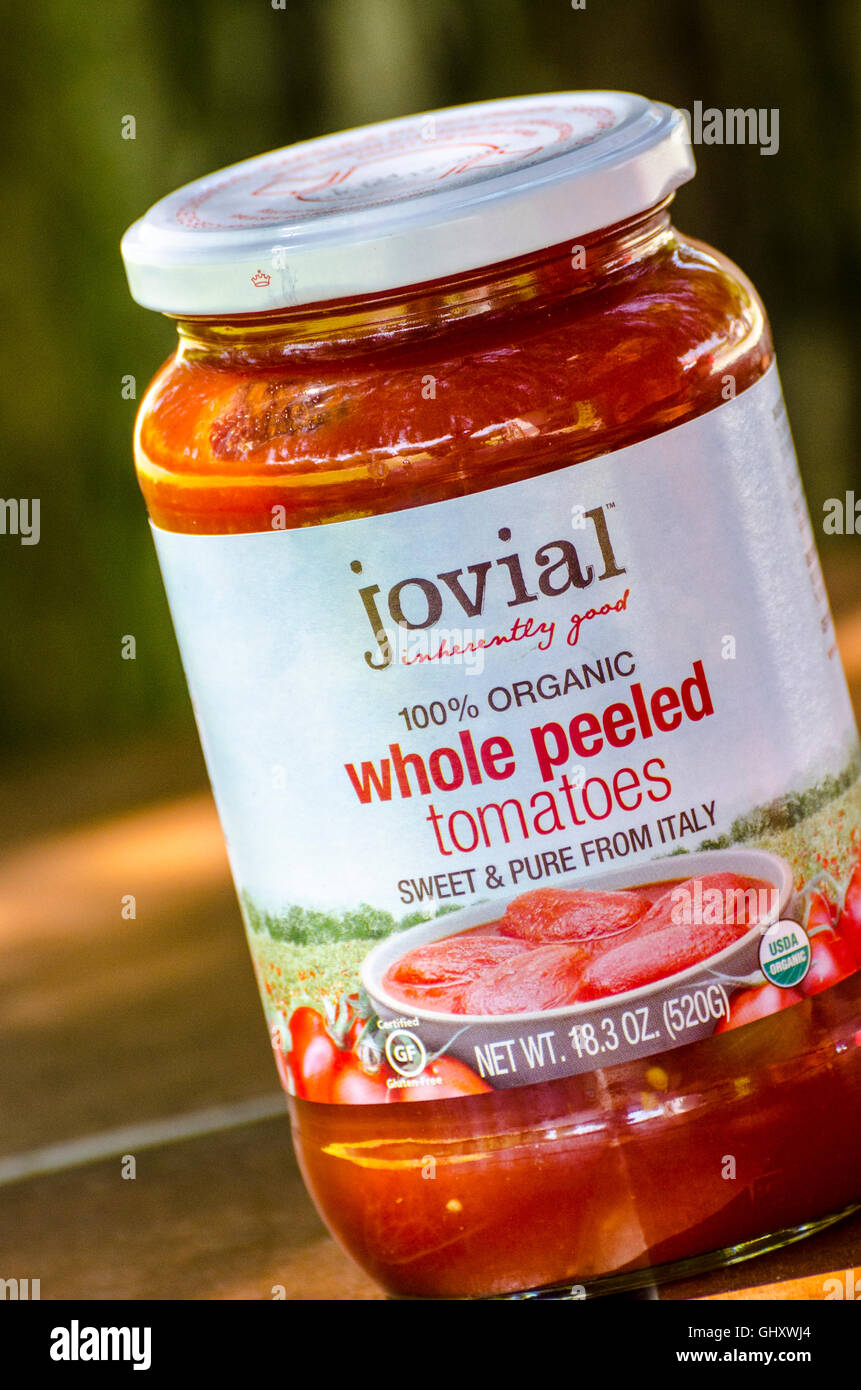 Glas mit heiteren Marke Bio ganze geschälte Tomaten Stockfoto