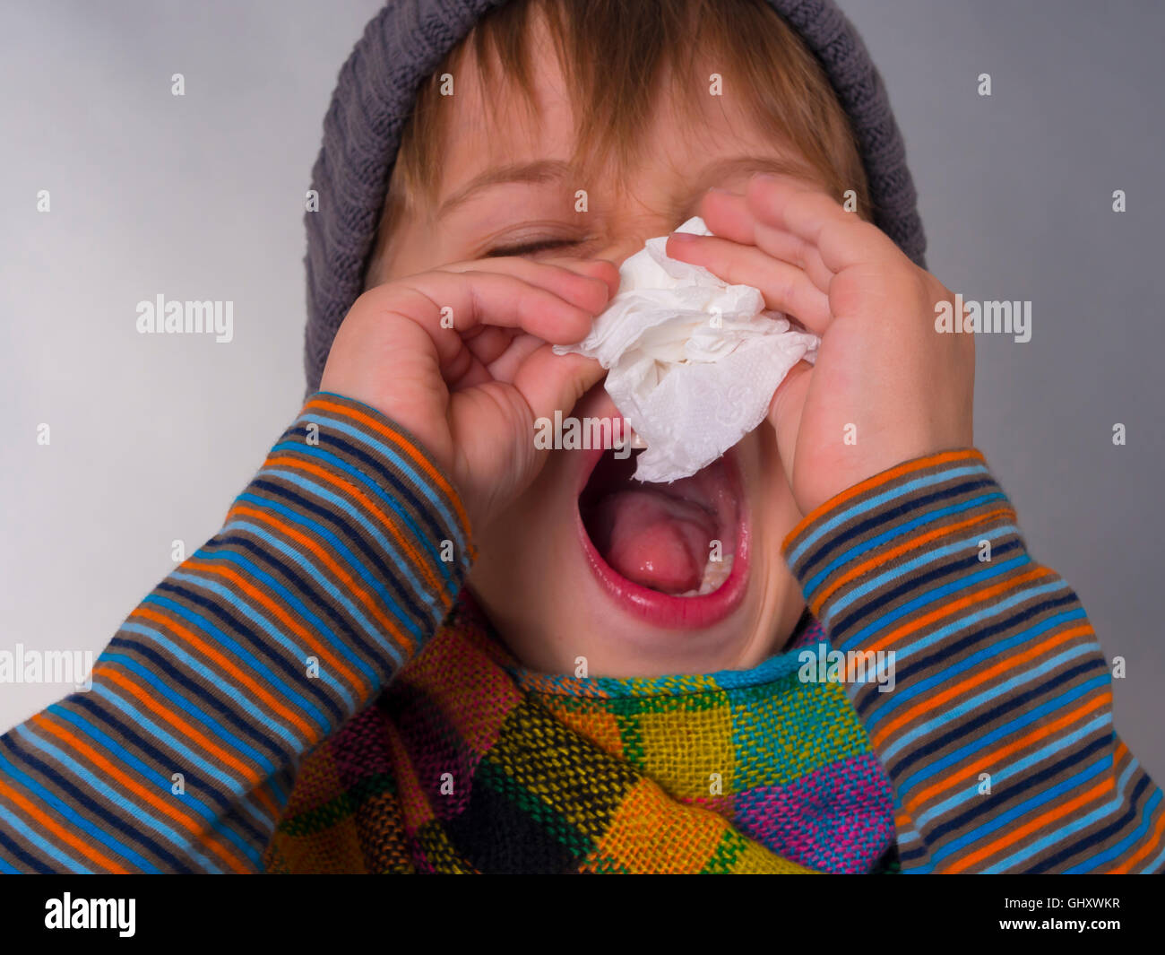 Junge seine Nase abwischen Stockfoto