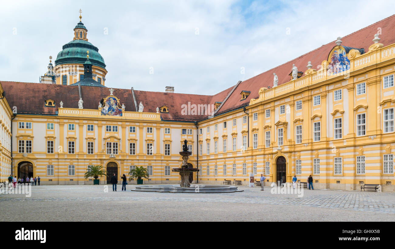 Menschen im Innenhof der Prälaten von Melk Abbey in Wachau Valley, Niederösterreich Stockfoto