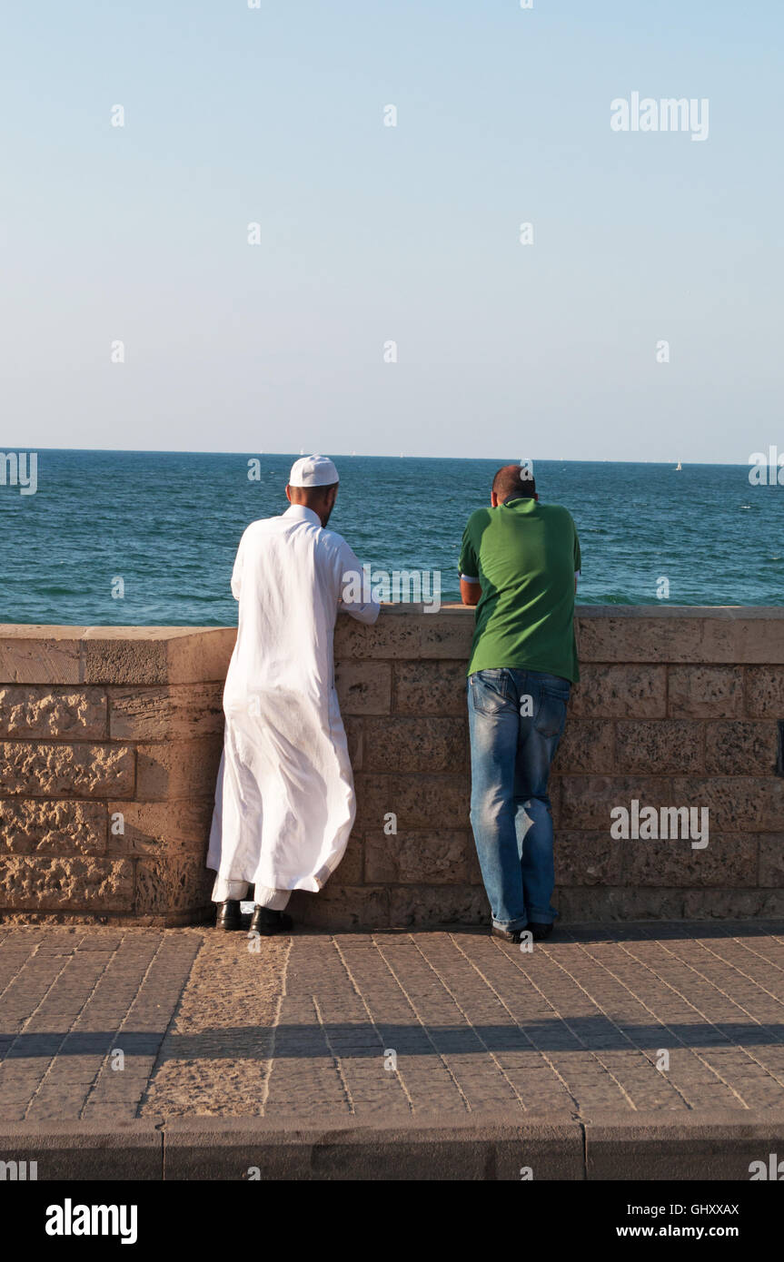 Israel, Naher Osten: muslimische Männer an der Promenade von Jaffa mit Blick auf das Mittelmeer im Sommer Stockfoto