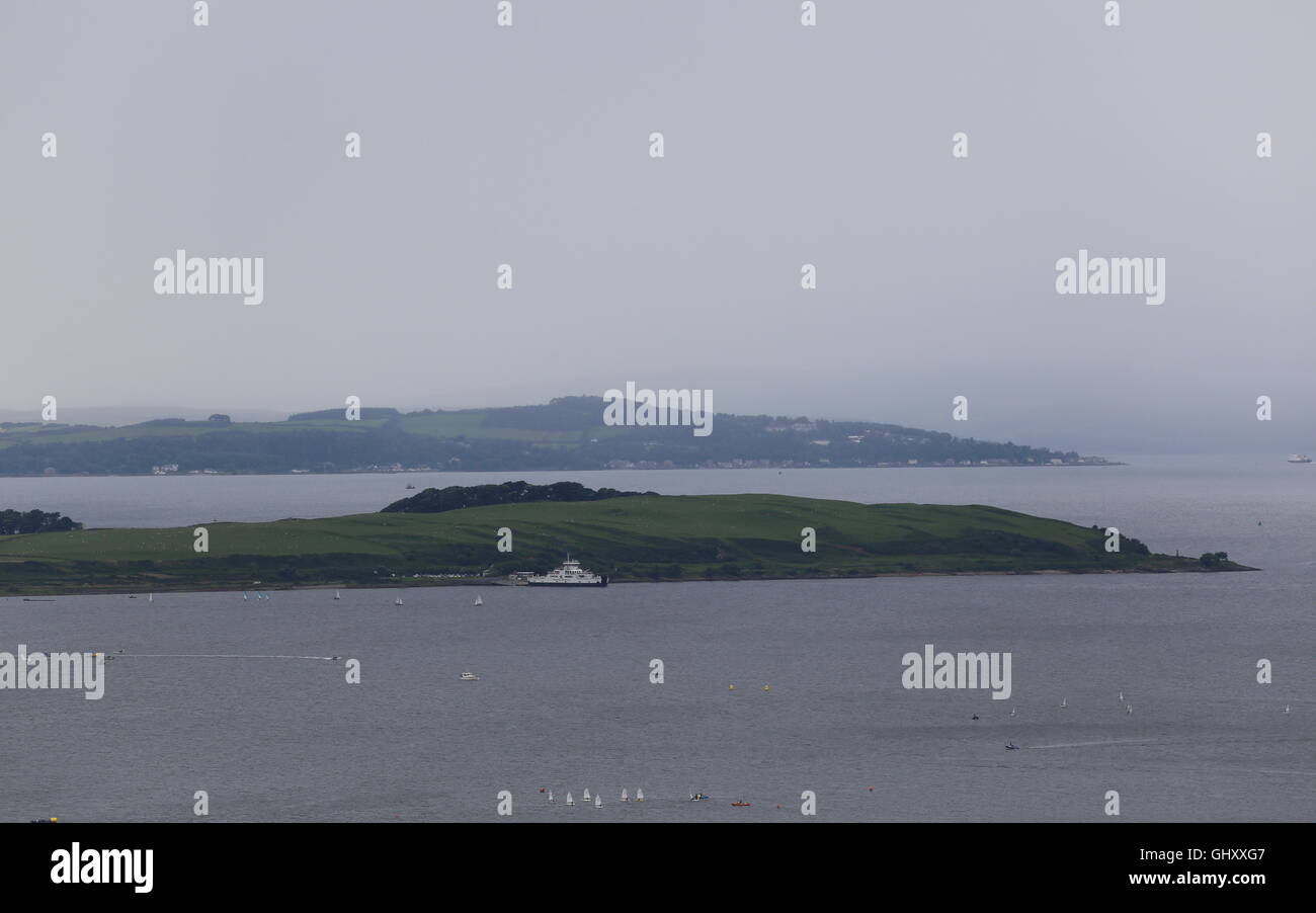 Erhöhten Blick auf Calmac Ferry und Grand Cumbrae Island Schottland August 2016 Stockfoto