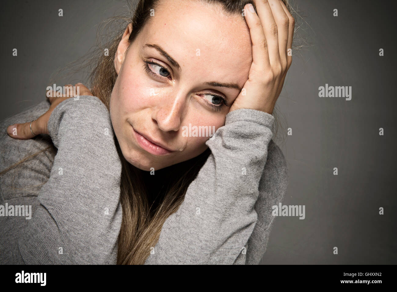 Traurig, dass Frau weint Tränen rannen Gesicht Nahaufnahme junge hand auf Kopf Traurigkeit Konzept Stockfoto