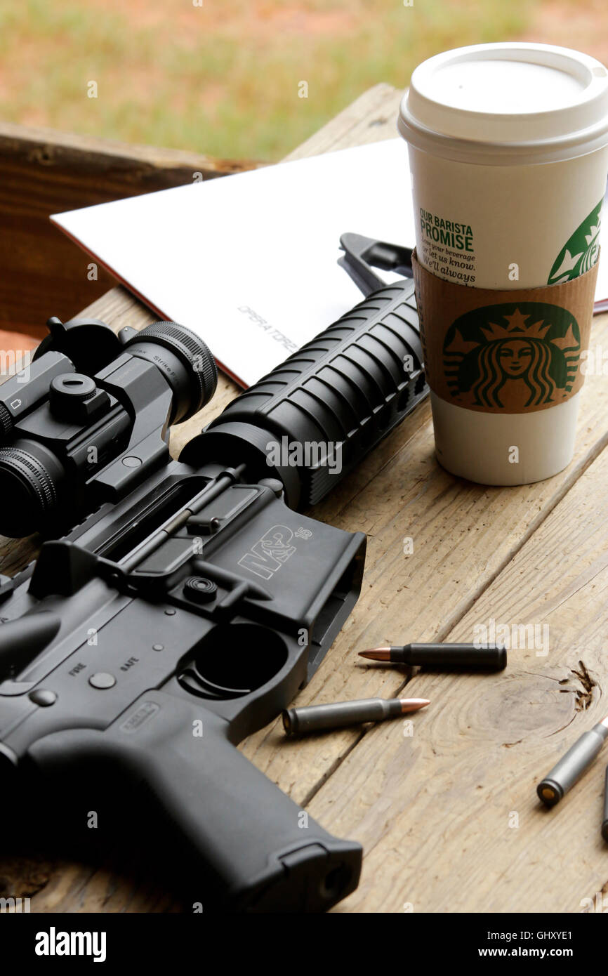 Smith & Wesson AR-15 Stil Gewehr und Kaffee Tasse auf das Schießen Bank nächster Leeds in Carlisle, SC Stockfoto