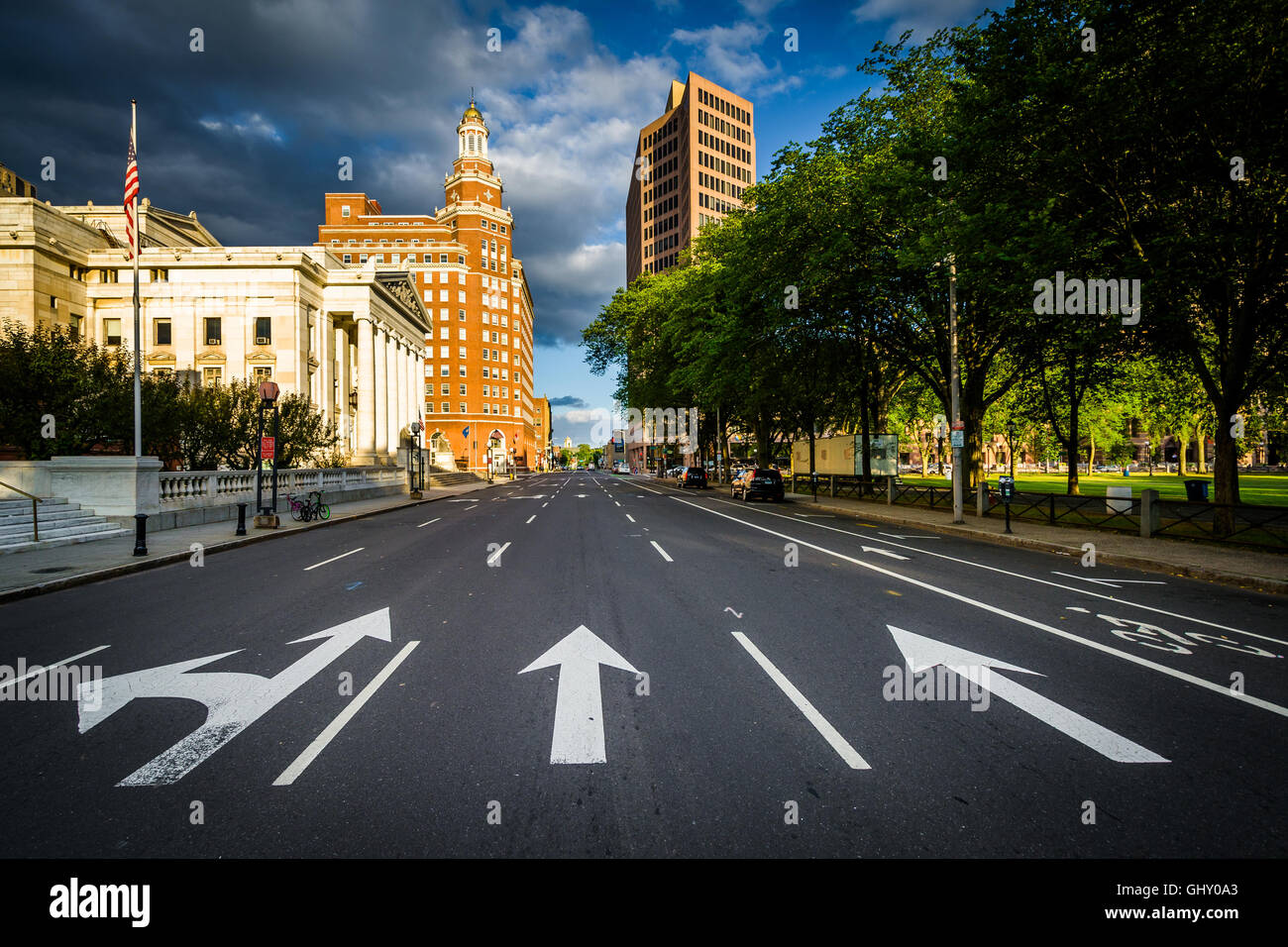 Elm Street in der Innenstadt von New Haven, Connecticut. Stockfoto