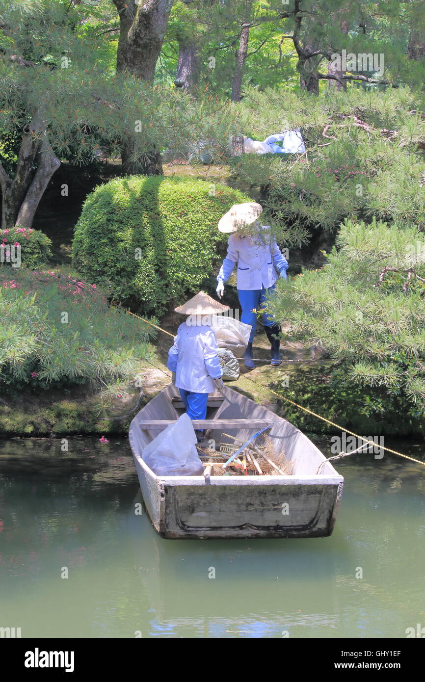 Frauen reinigt Kenrokuen Garten in Kanazawa Japan, eines der drei großen Gärten Japans. Stockfoto