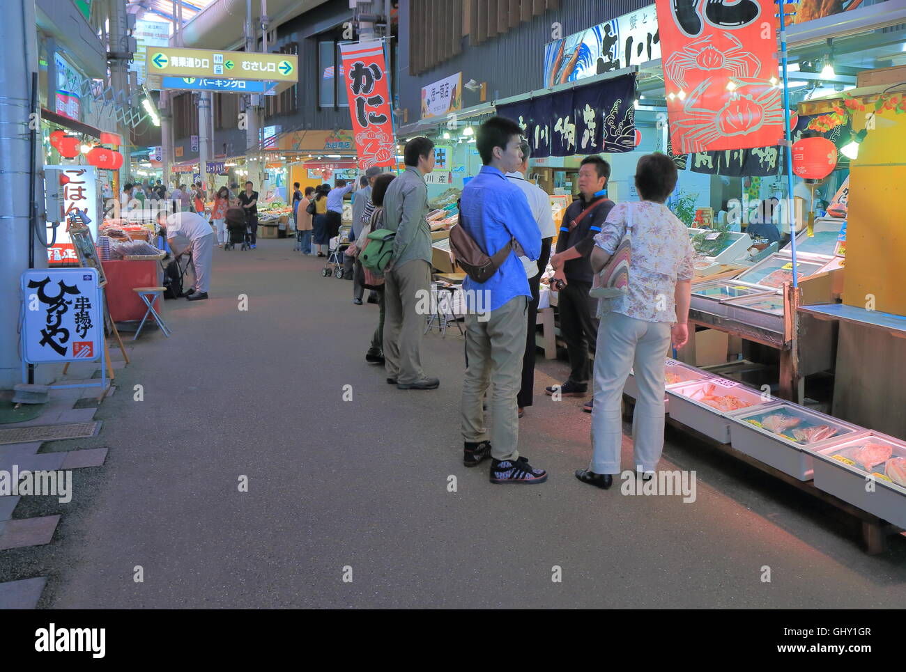 Menschen-Shop auf Omicho Markt in Kanazawa, Japan. Stockfoto
