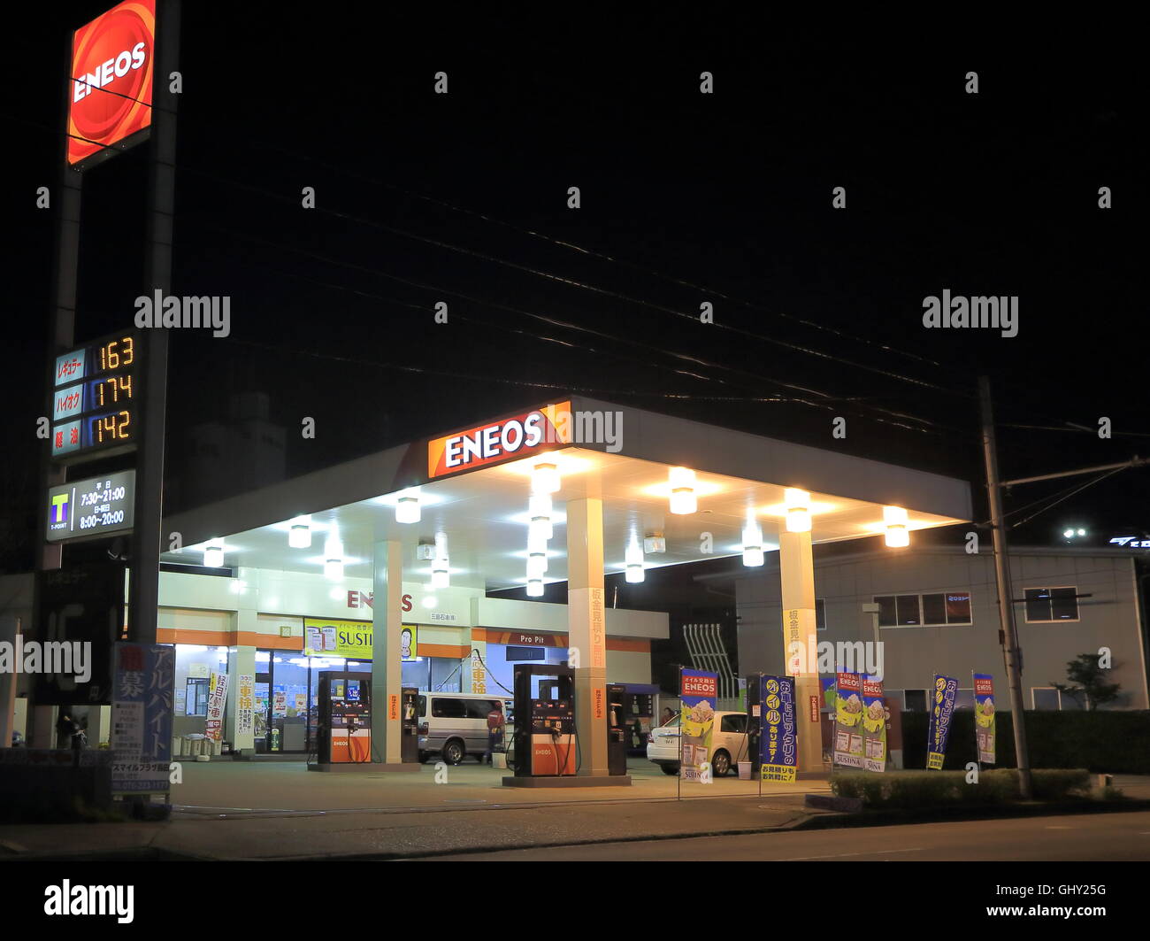 ENEOS Tankstelle in Kanazawa, Japan. ENEOS ist ein Markenname von Nippon Oil im Jahre 1888 gegründet. Stockfoto