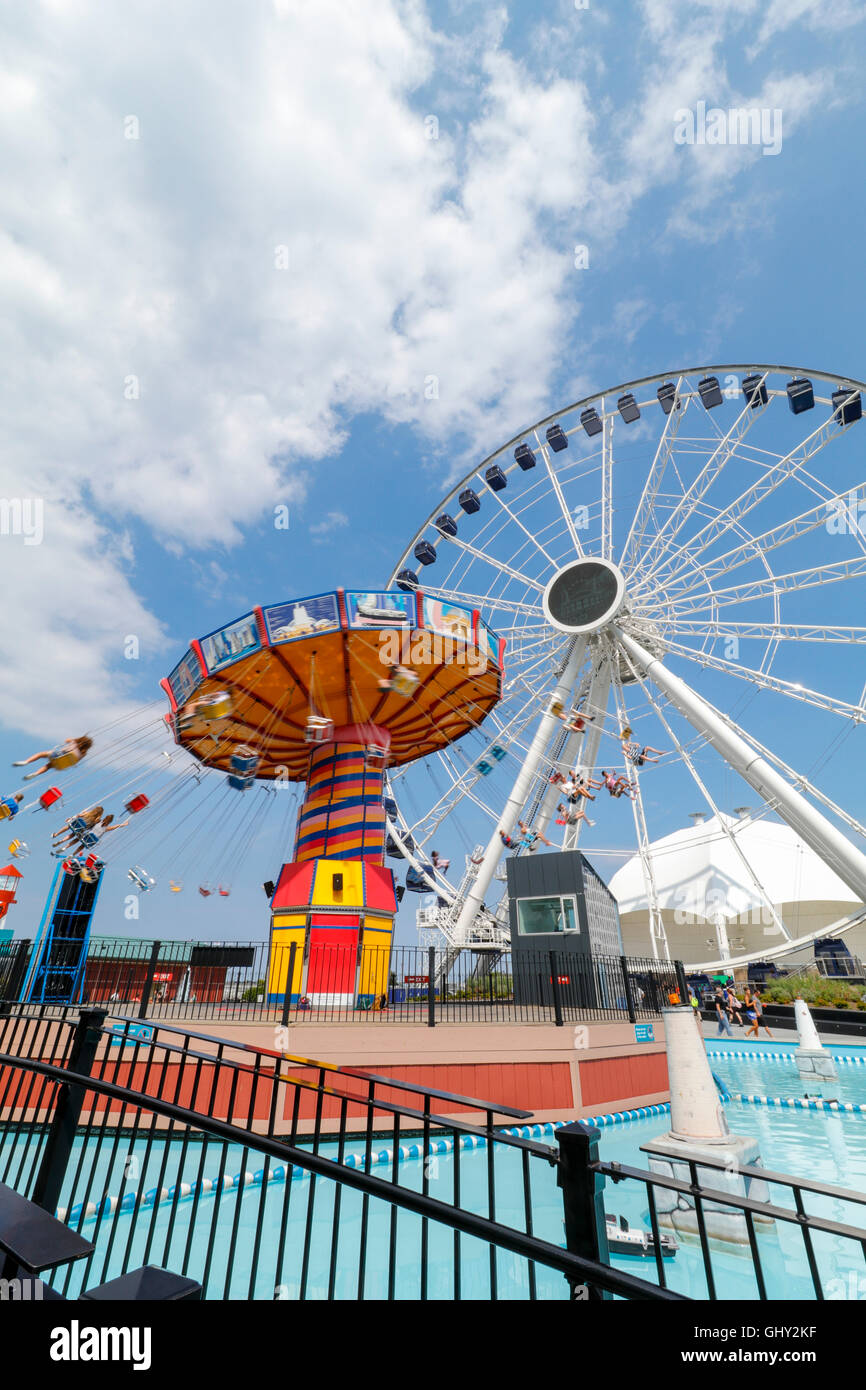 Centennial Riesenrad und Wave Swinger fahren. Navy Pier, Chicago, Illinois. Stockfoto