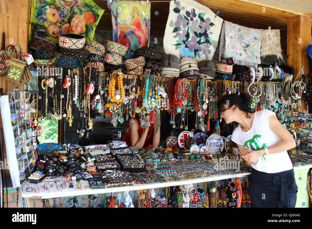 Frau Suche Souvenirs an Touristen Stand in Arannui, Georgien Stockfoto