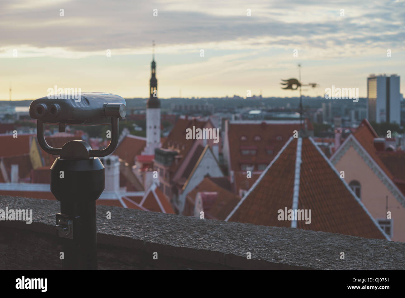 Münz-Fernglas auf der Aussichtsplattform mit Blick auf das Panorama der Stadt Stockfoto