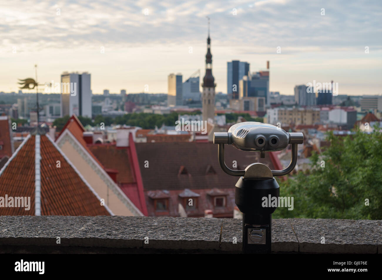 Münz-Fernglas auf der Aussichtsplattform mit Blick auf die morgen-Panorama der Stadt Stockfoto