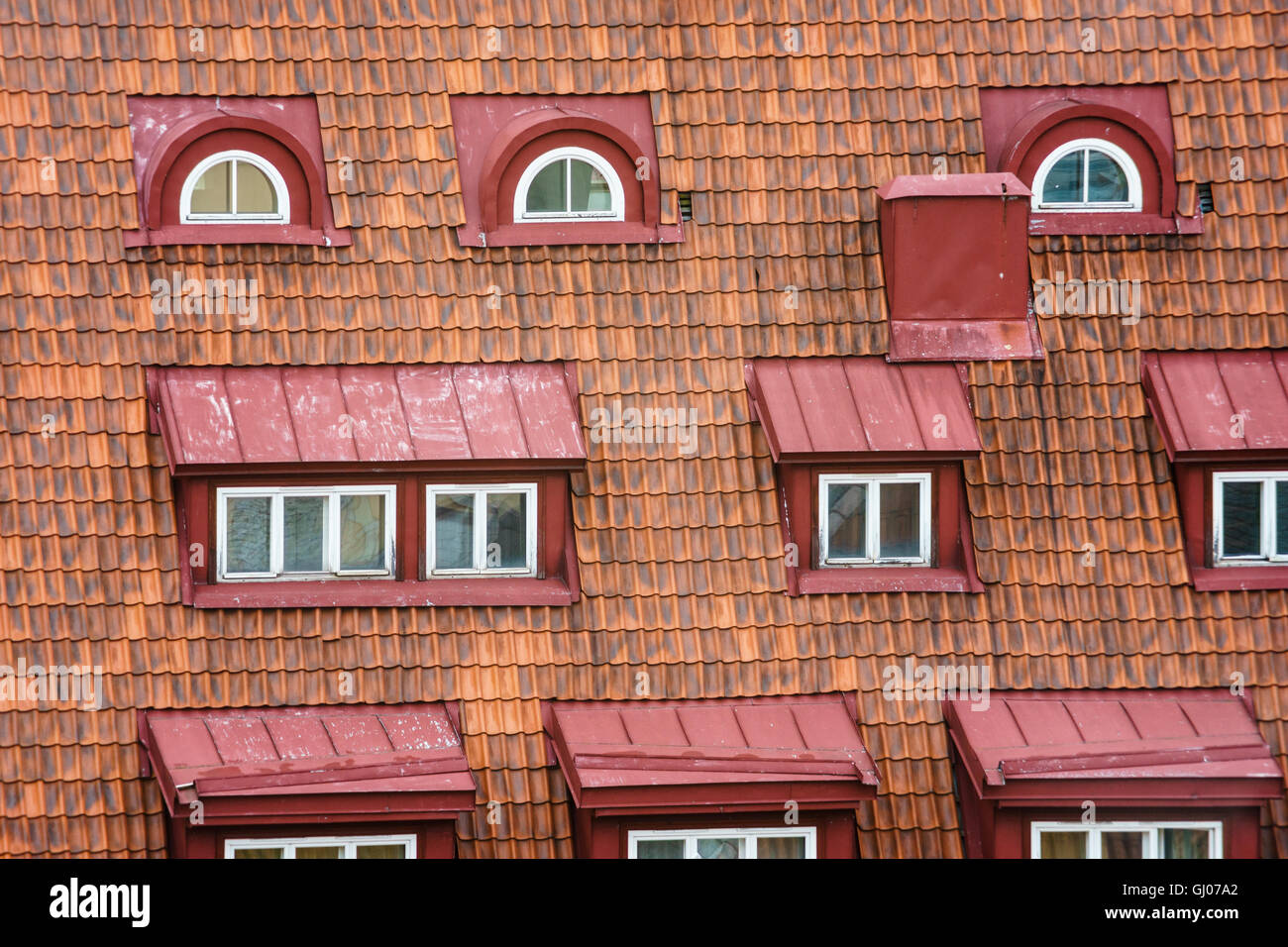 Altes Haus gefliest Dach mit vielen Dachboden Fenstern Stockfoto