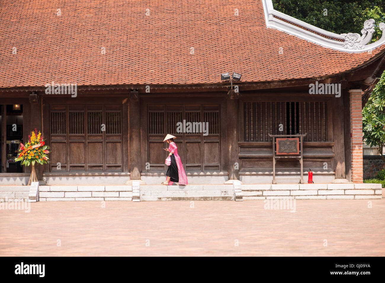 Vietnamesische Frau in traditioneller Kleidung in der kaiserlichen Akademie, fünfte Hof, Hanoi Stockfoto