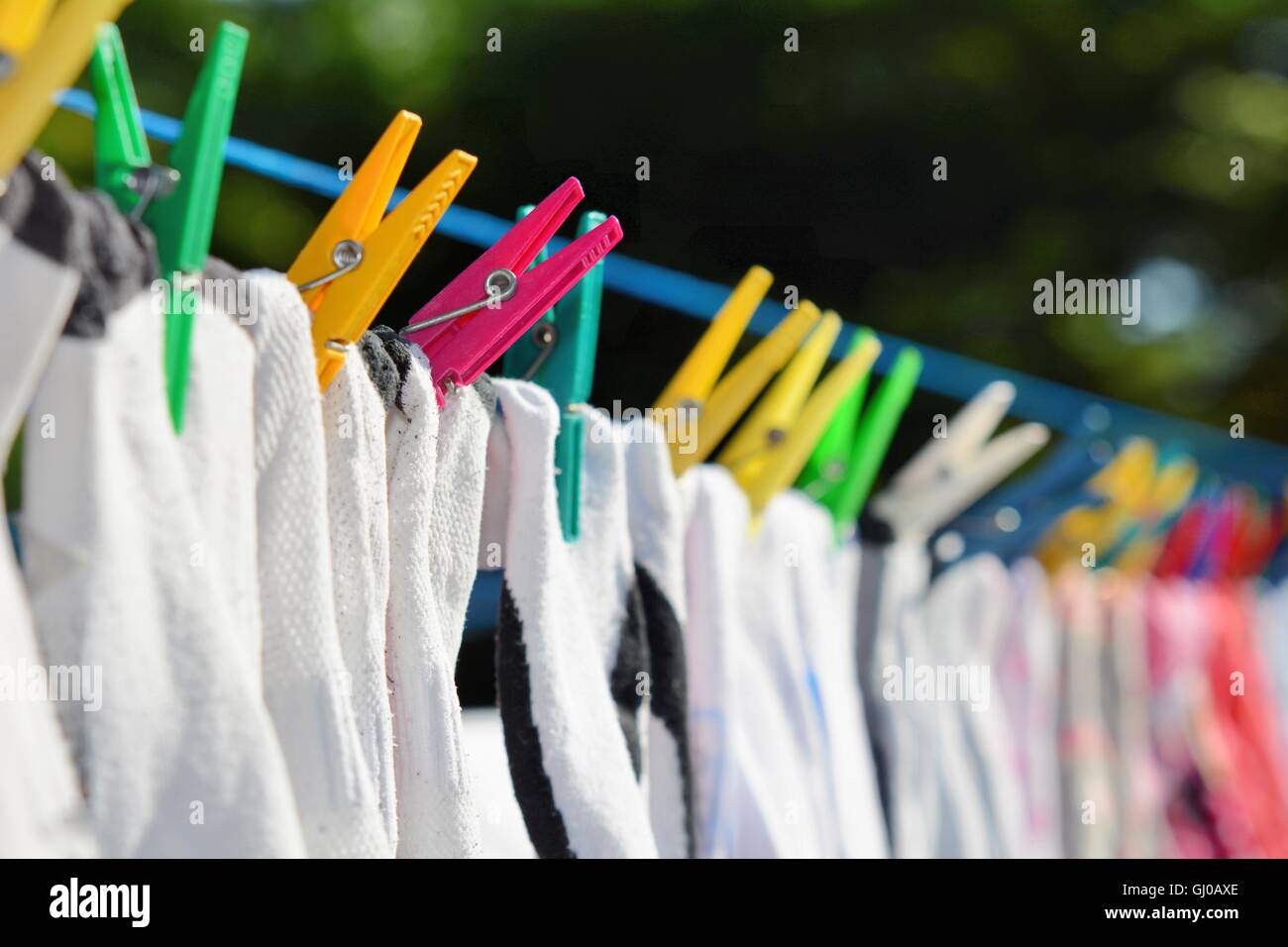 Wäsche trocknen auf der Wäscheleine mit Farbe Wäscheklammern Sicherung gehängt. Stockfoto