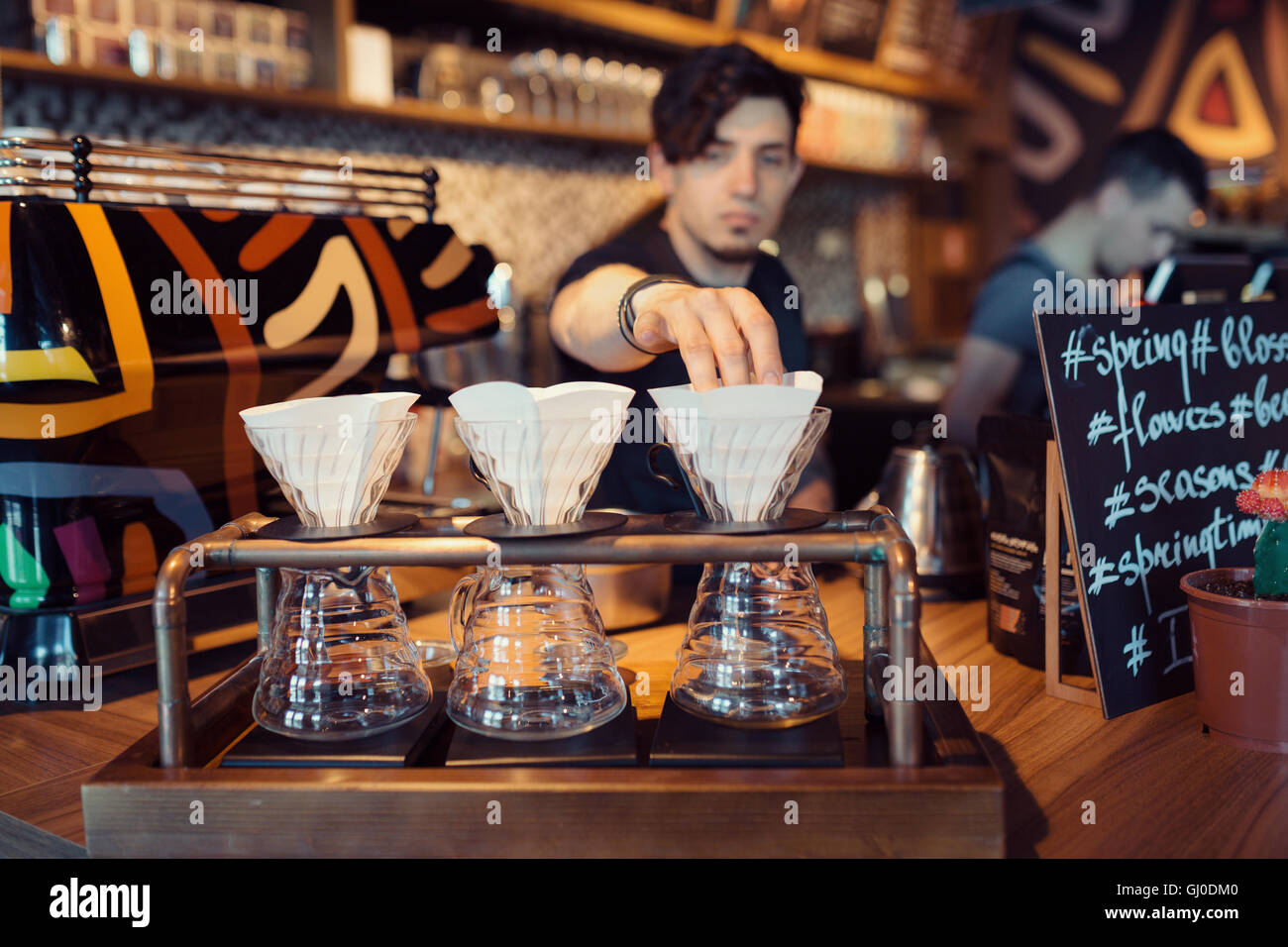 Barista bei der Arbeit in einem Coffee-shop Stockfoto