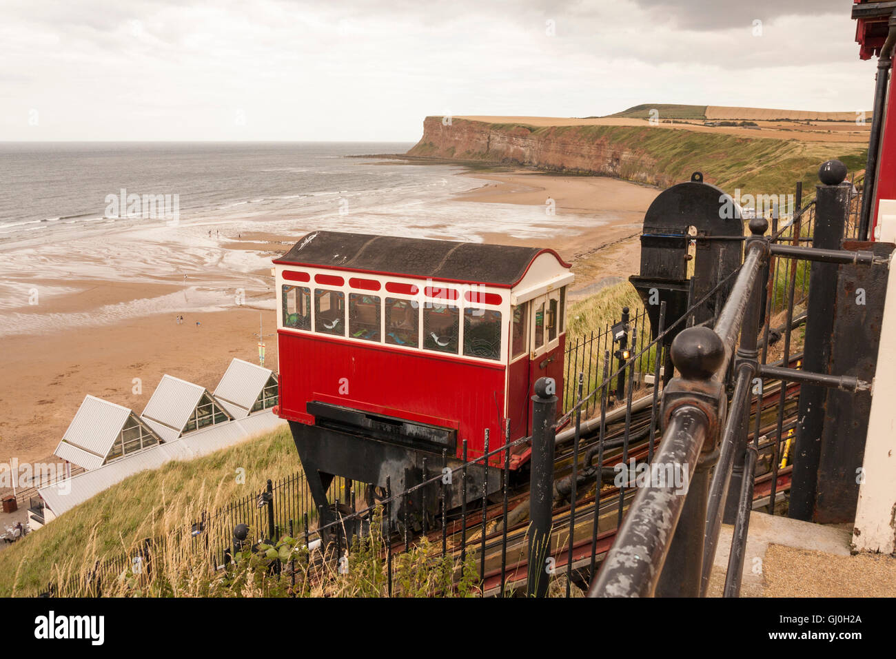 Ein Landschaft Blick auf die malerische Standseilbahn Schiene heben Sie von der Klippe zum Strand von Saltburn am Meer, England, UK Stockfoto