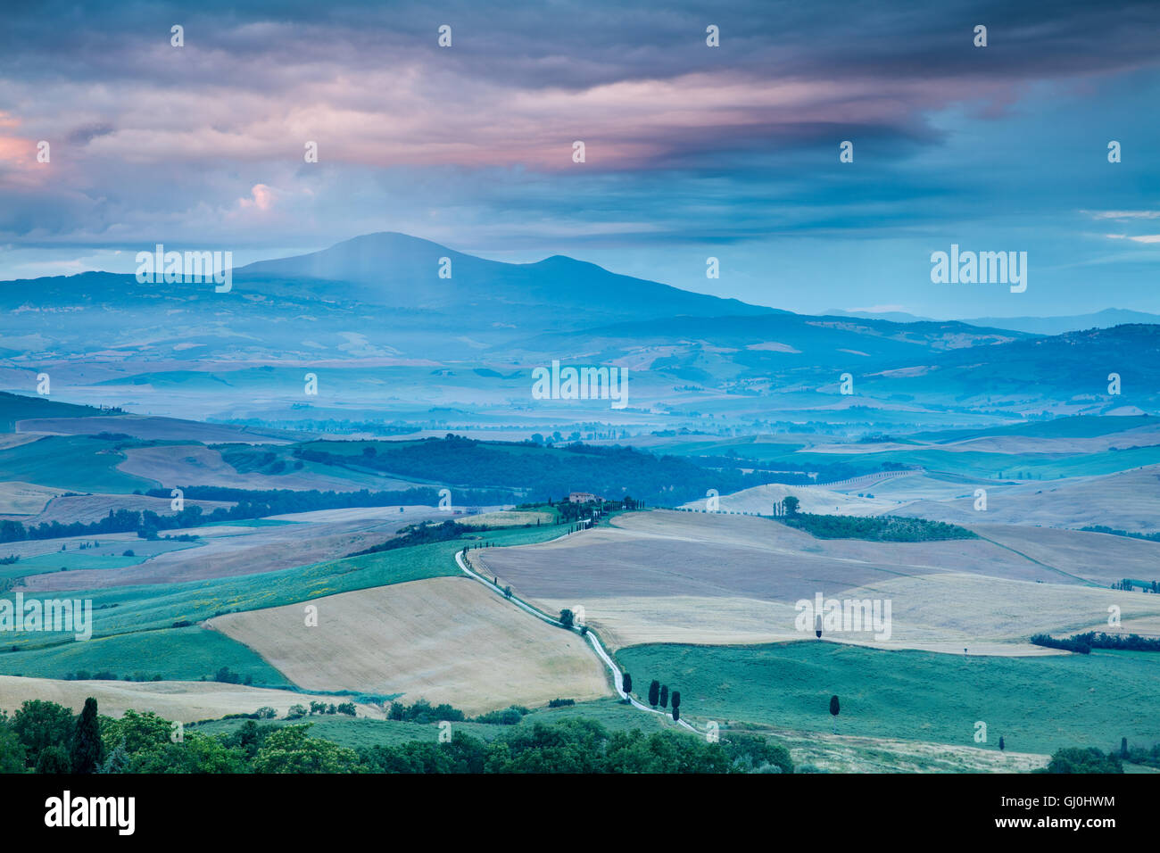 Monte Amiata & Val d ' Orcia aus Pienza bei Dämmerung, Toskana, Italien Stockfoto