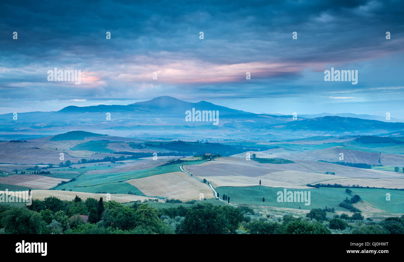 Monte Amiata & Val d ' Orcia aus Pienza bei Dämmerung, Toskana, Italien Stockfoto