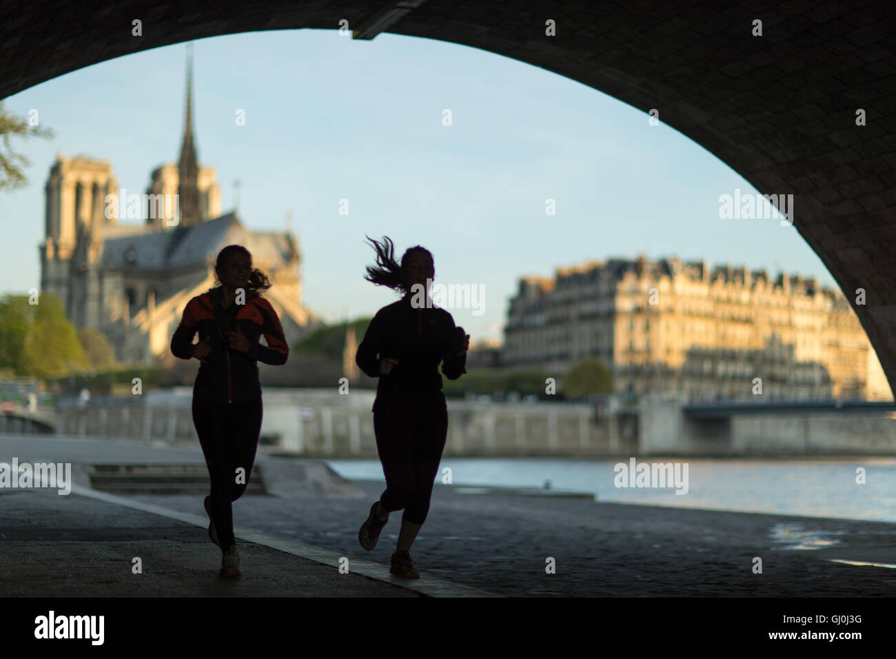 Jogger laufen unter dem Pont De La Tournelle am linken Ufer der Seine, Paris, Frankreich Stockfoto