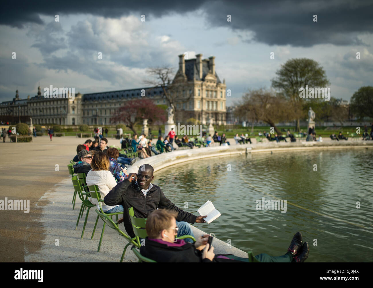 Menschen entspannen an einem Frühlingsabend in der Jardins des Tuileries, Paris, Frankreich Stockfoto