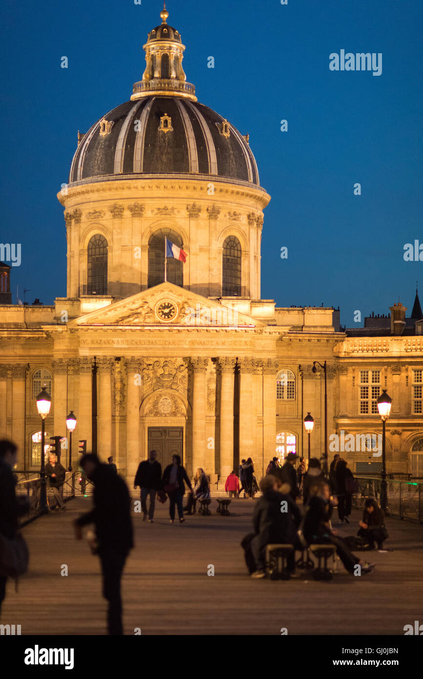 Menschen bei der Pont des Arts & des Institut de France in der Abenddämmerung, Paris, Frankreich Stockfoto